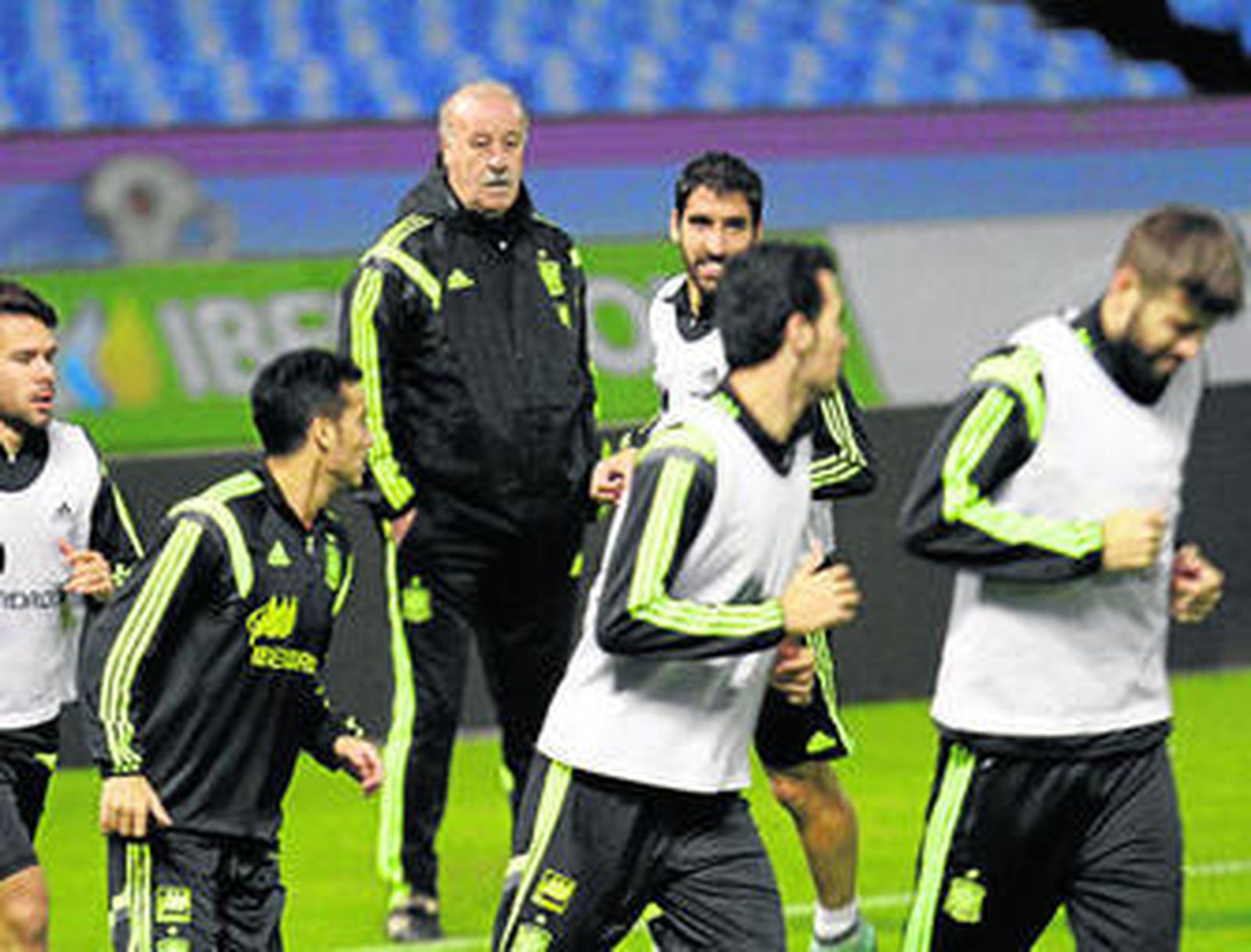 Del Bosque observa el calentamiento de un grupo de futbolistas en el césped de Balaídos.