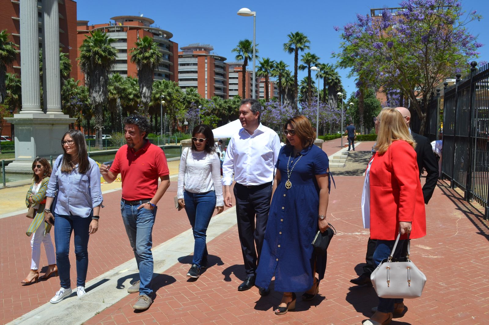 Espadas pasea junto a los Jardines de Hércules con representantes vecinales.