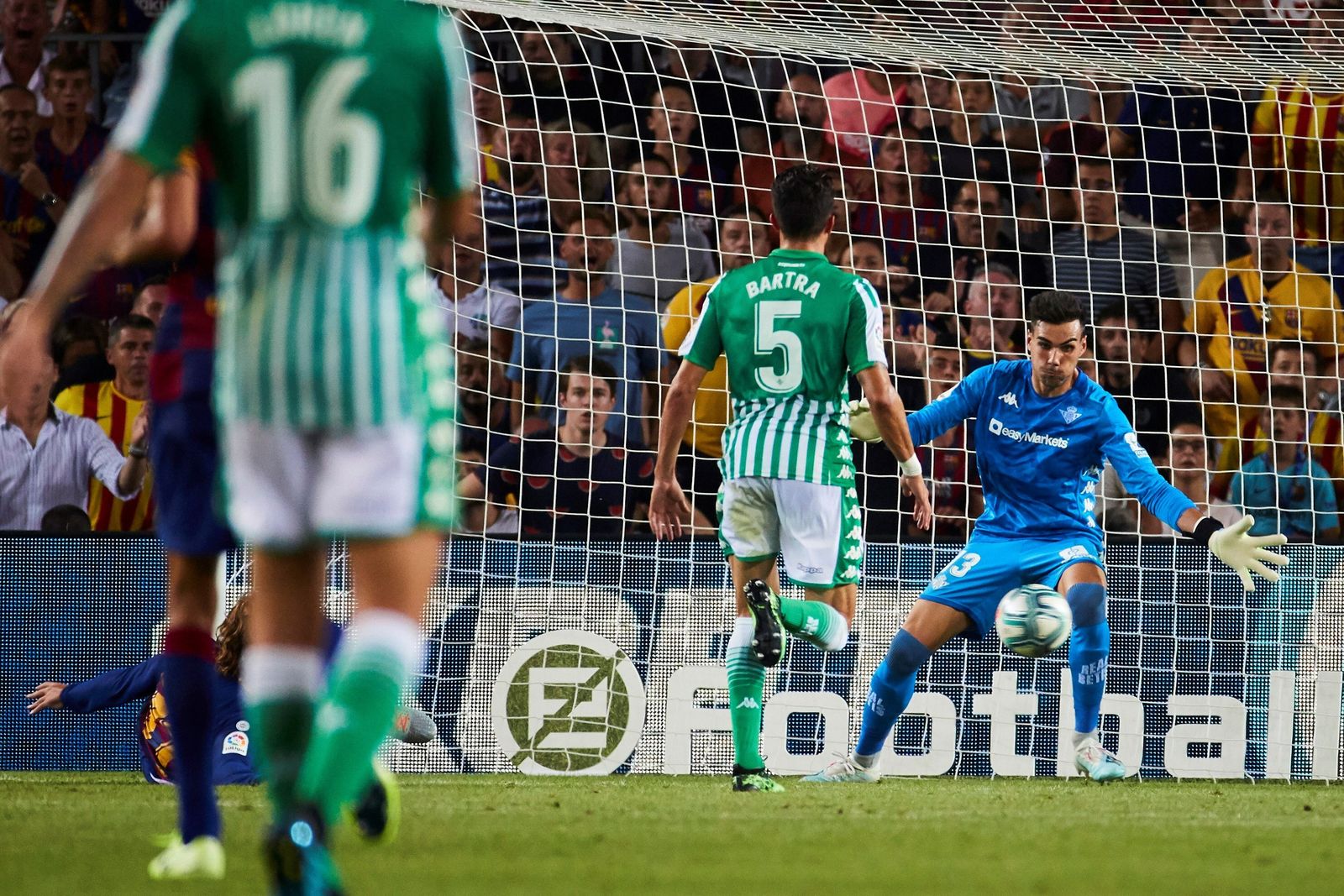 Dani Martín intenta detener el balón golpeado por Antoine Griezmann.