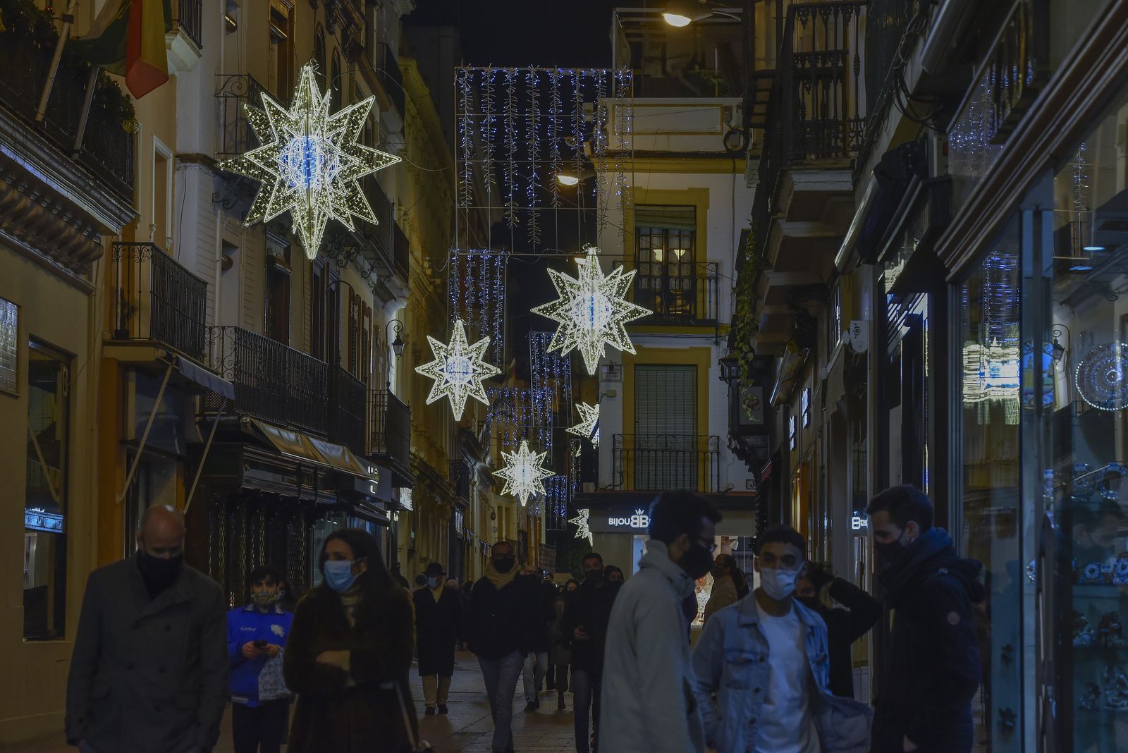 Sábado de ambiente, y encendido de luces de Navidad en Sevilla