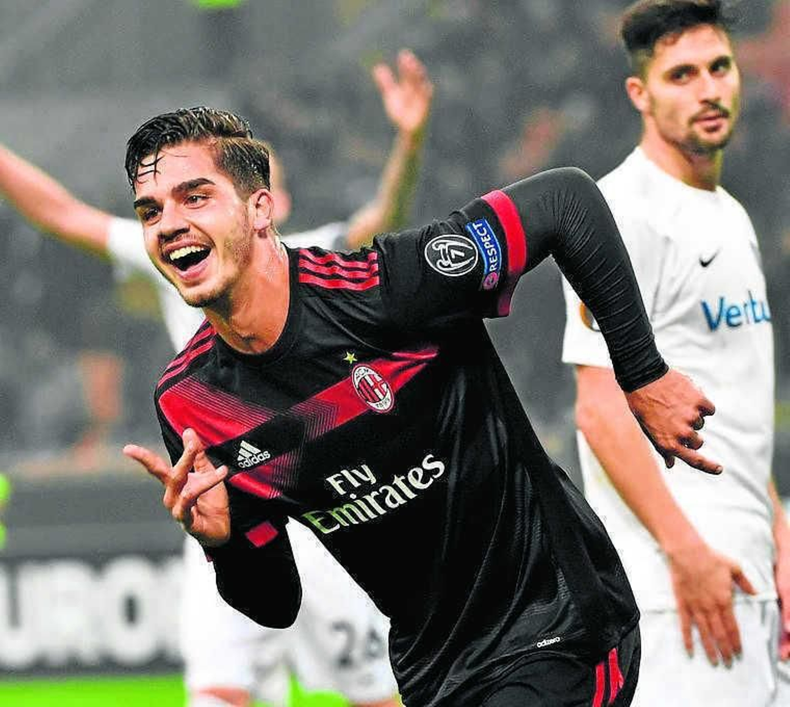 El atacante portugués celebra un gol durante su etapa en el Milán.