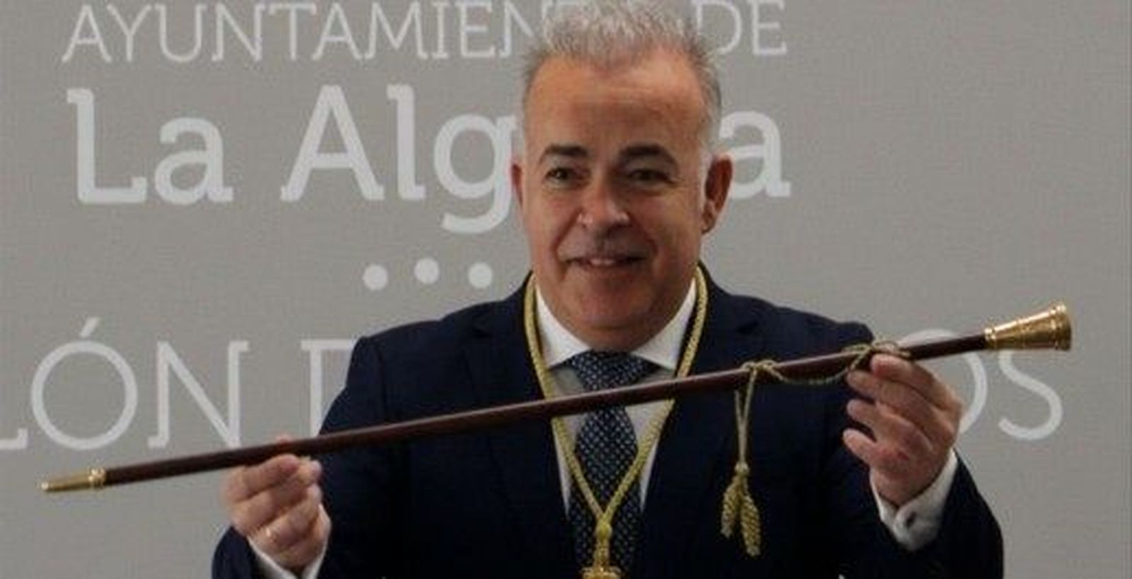 José Manuel Gutiérrez Retamino con el bastón de mando de alcalde.