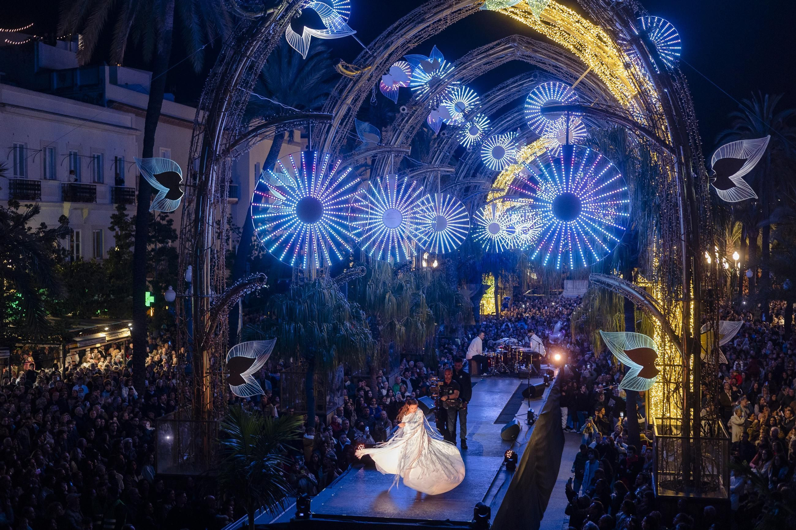 Las imágenes del encendido del alumbrado especial de la Navidad 2025 en Cádiz