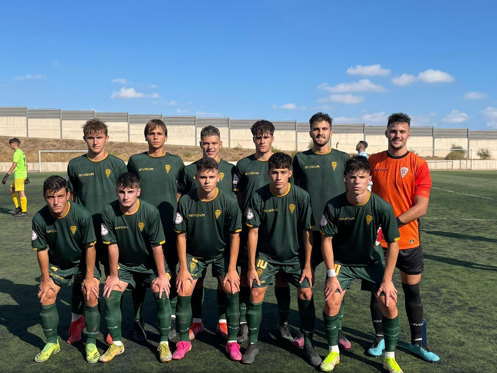 Formación inicial del Córdoba juvenil durante un partido de esta temporada.