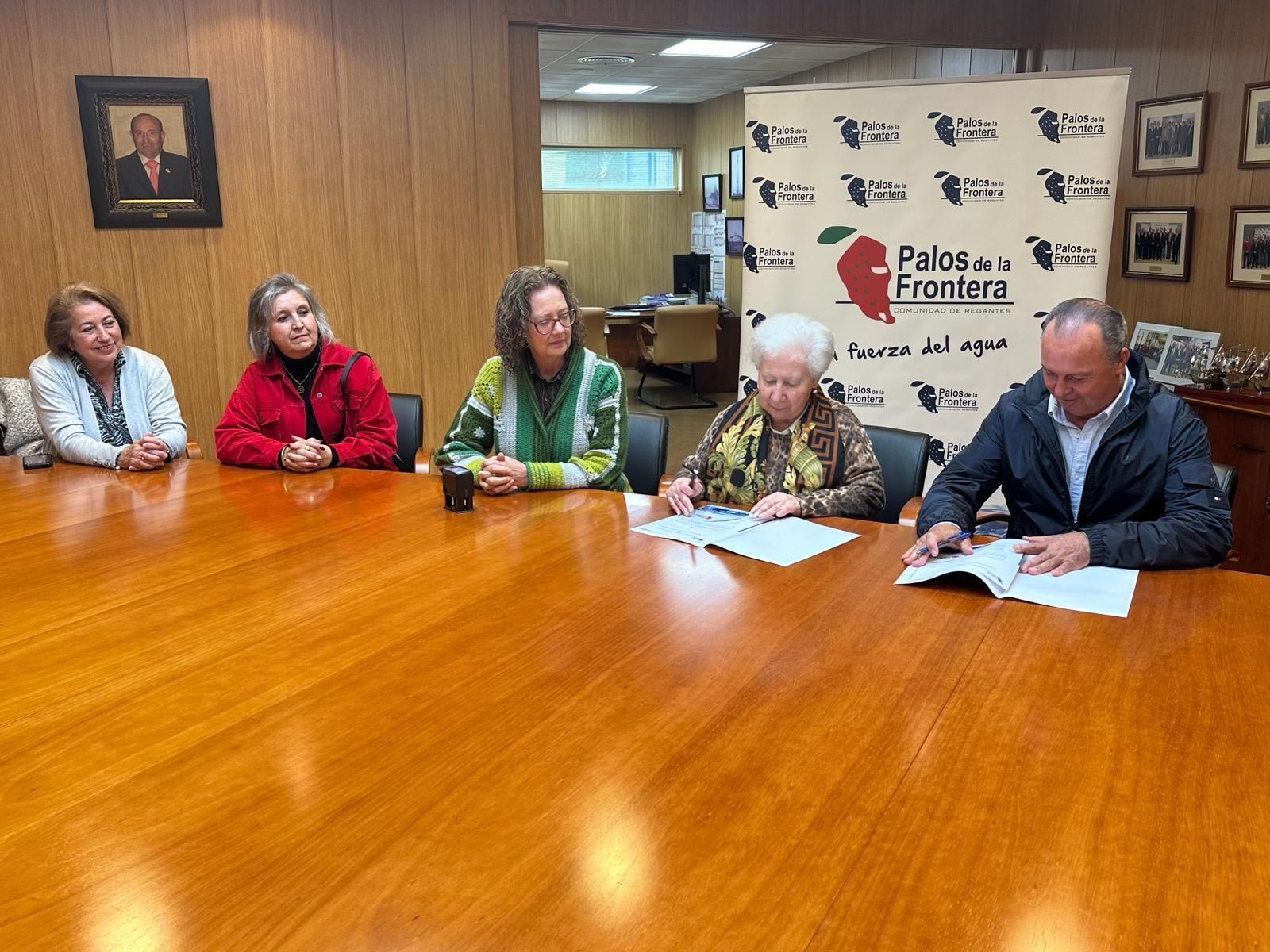 Un momento de la firma del convenio.