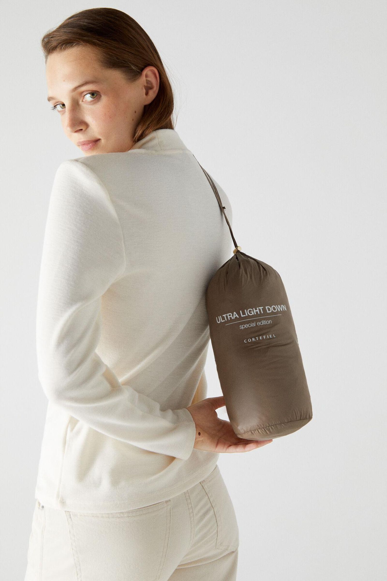 Almacenaje del plumífero acolchado ultraligero de Cortefiel.