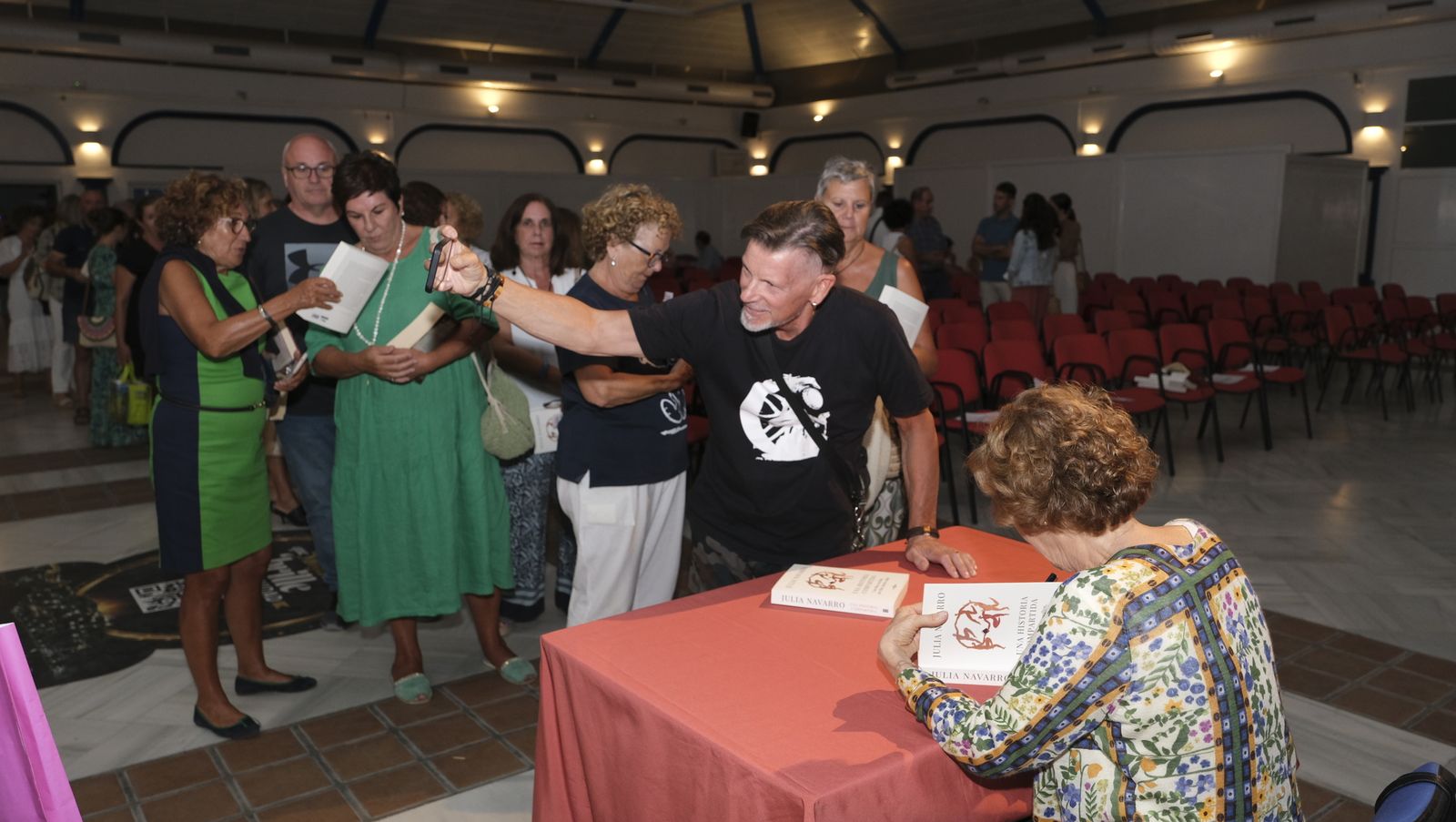 Imágenes de Diario de los Libros en Mojácar, con la escritora Julia Navarro