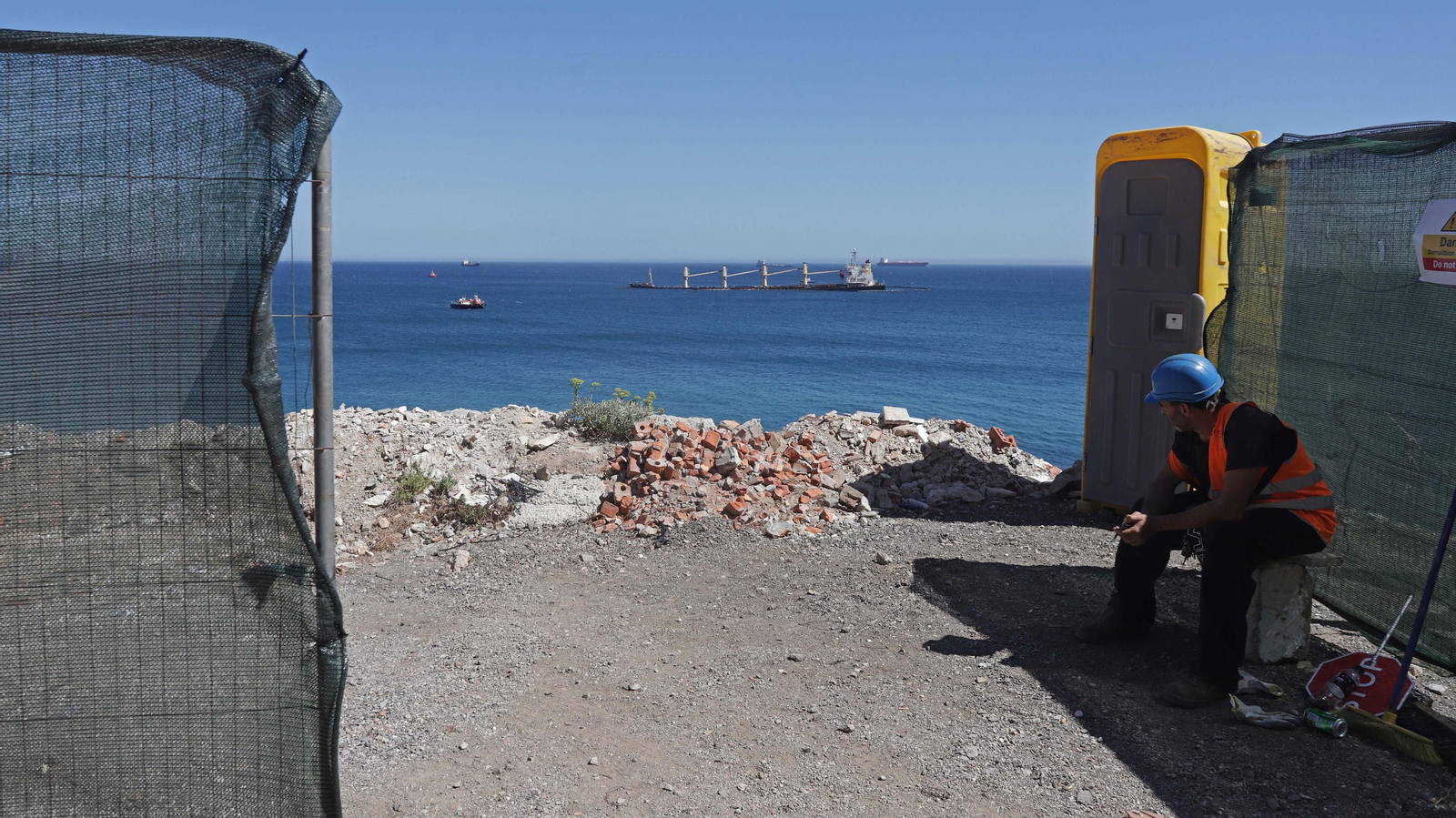 Fotos del hundimiento controlado del buque OS35 en Gibraltar