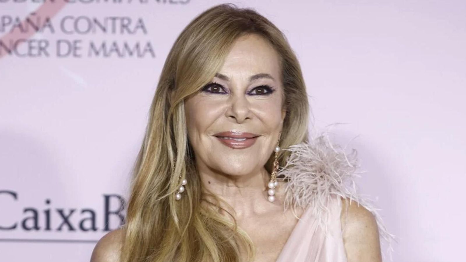 Ana Obregón en el photocall de la gala contra el cáncer de mama