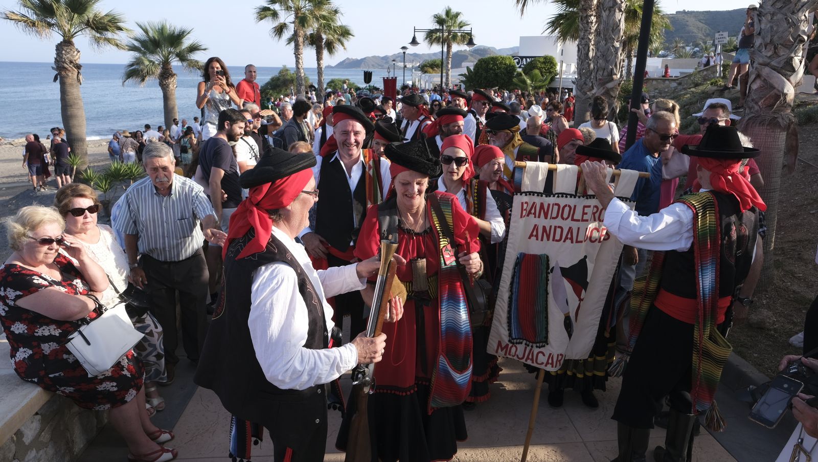 Imágenes de la carrera de cintas a caballo en las Fiestas de Moros y Cristianos de Mojácar