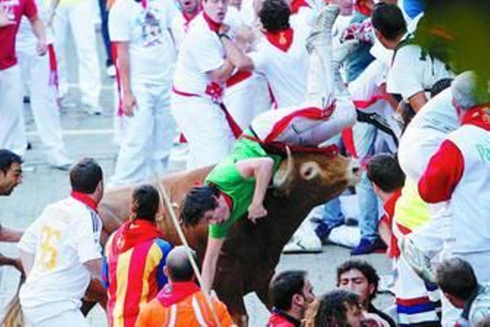 Un mozo es encampanado y corneado por el toro 'Capuchino' en el tramo de Telefónica.