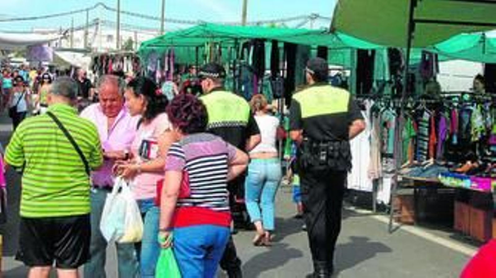 Efectivos de la Policía Local durante sus labores de vigilancia este pasado lunes.
