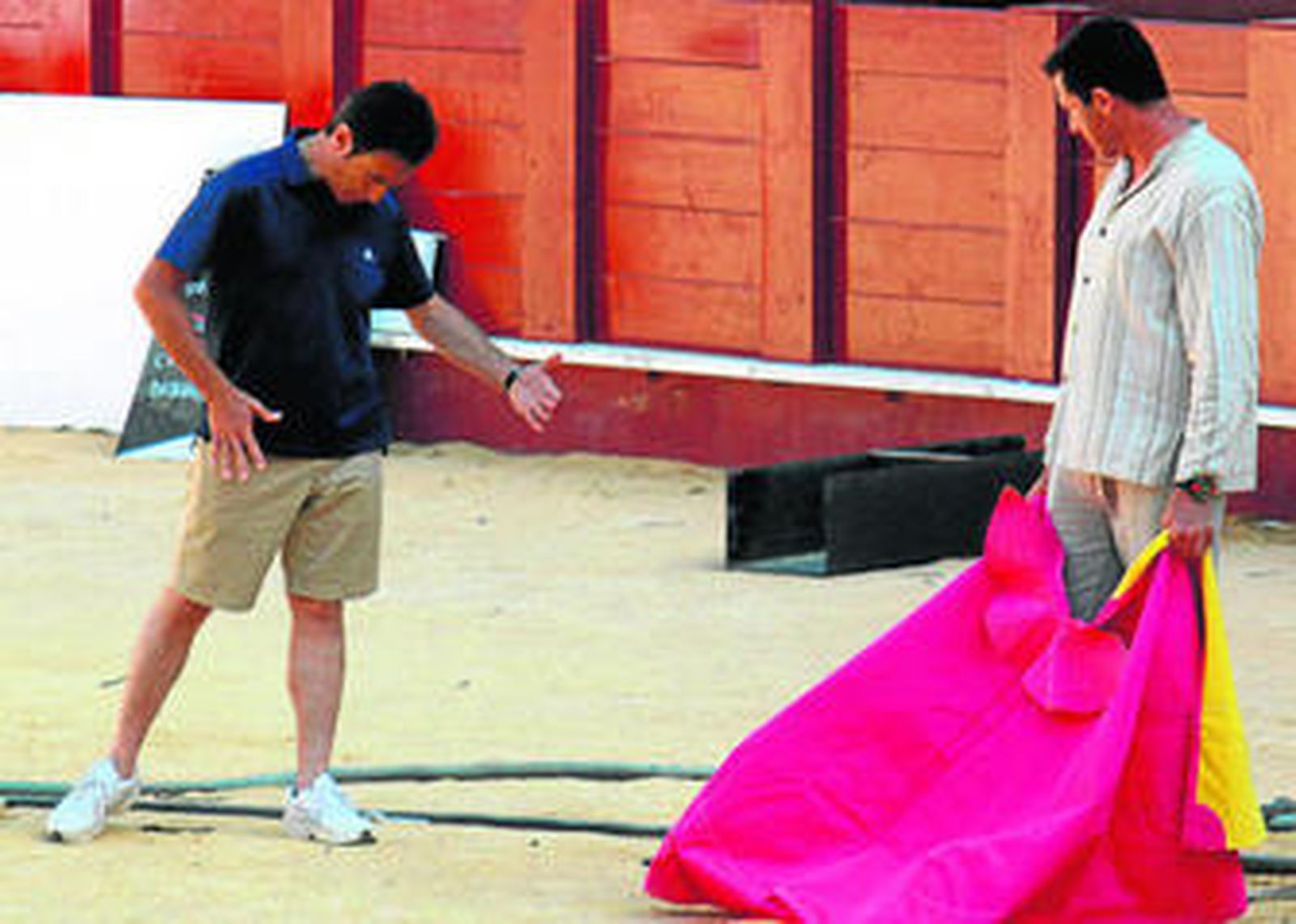 Aficionados aprendiendo a torear en la plaza de toros de La Malagueta.
