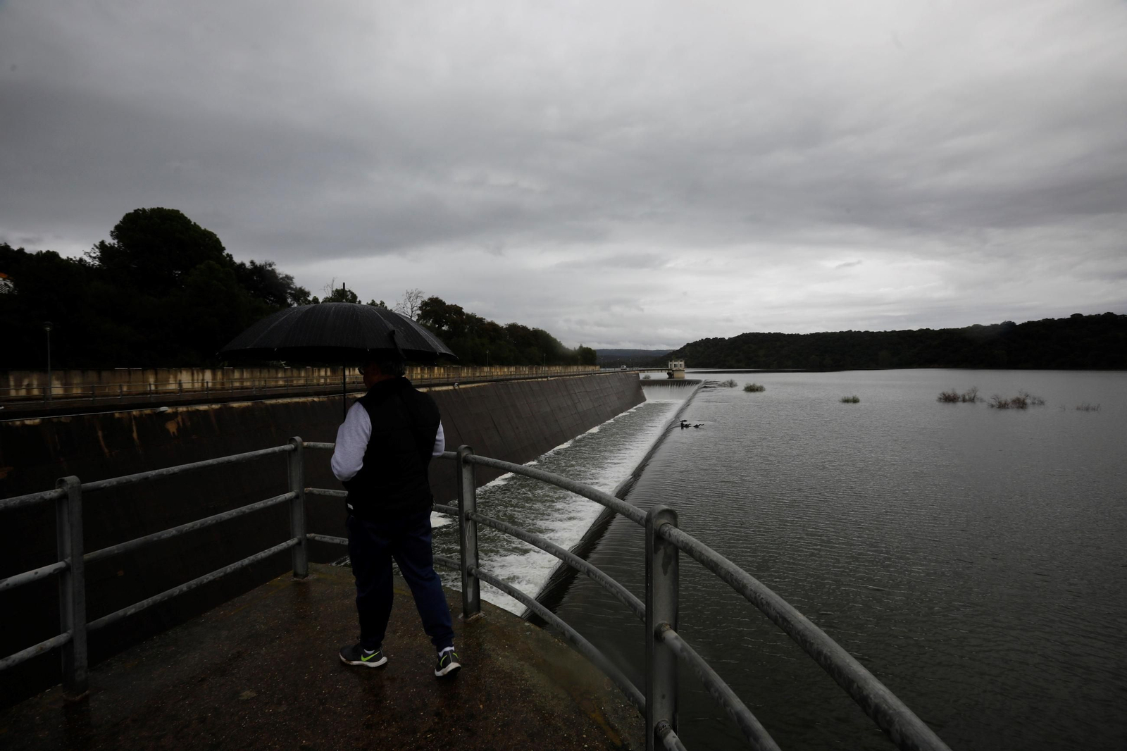 El desembalse del pantano de Navallana, en imágenes
