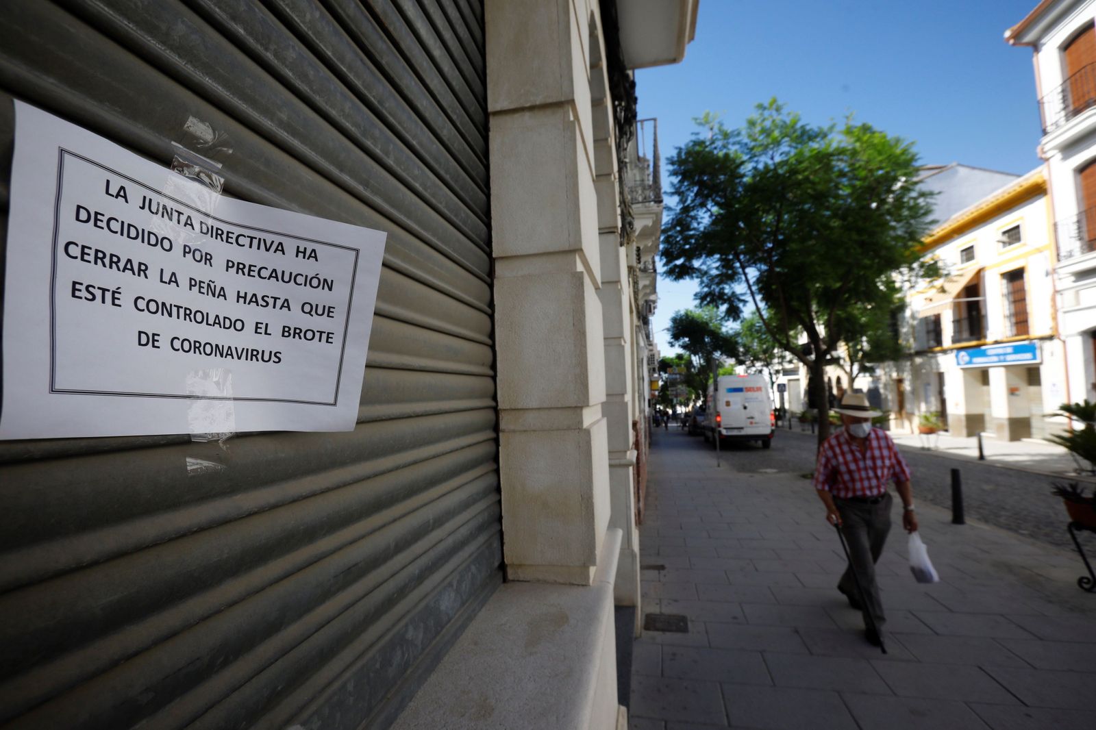 Persiana echada en un comercio de Montalbán.