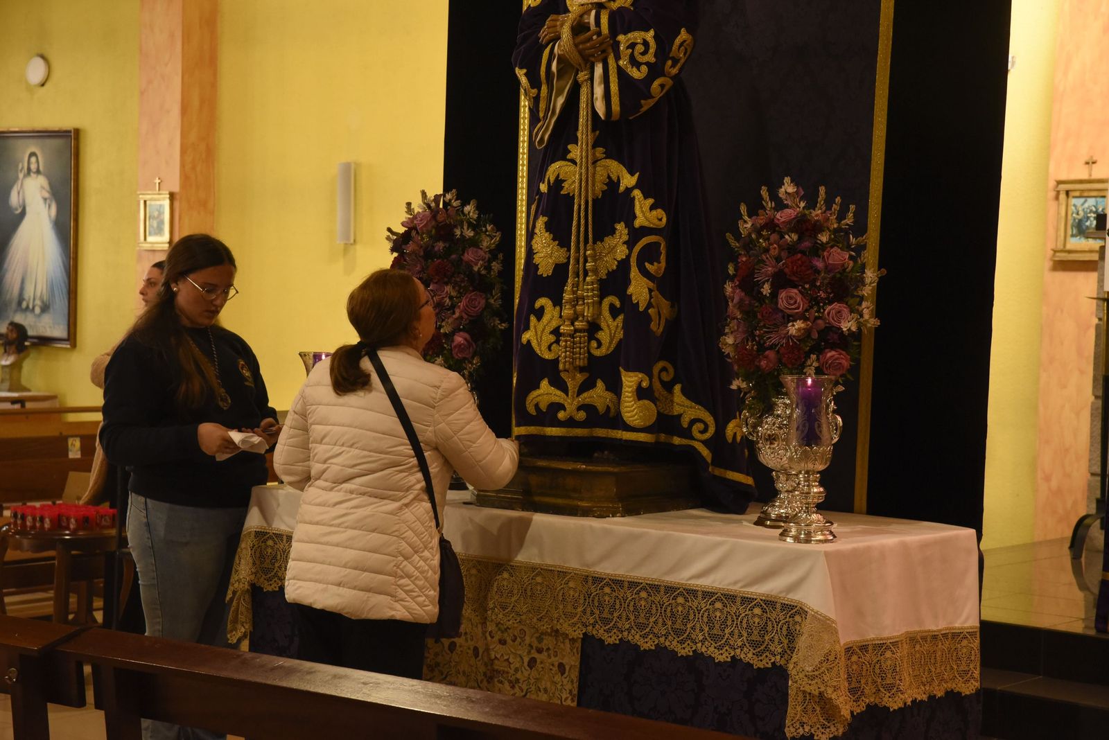 Las fotos del besapié del Medinaceli en la iglesia de Santiago de La Línea