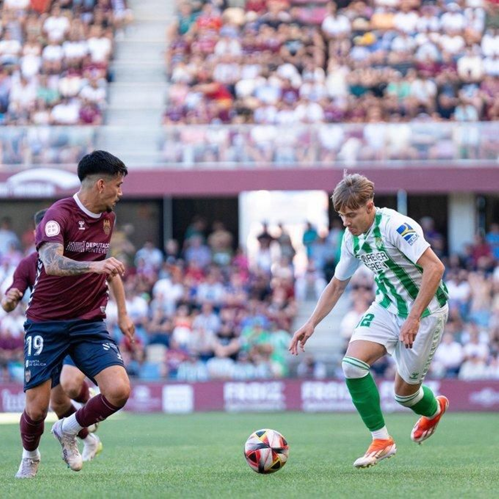El extremo bético Jesús Rodríguez se marcha de un rival pontevedrés.
