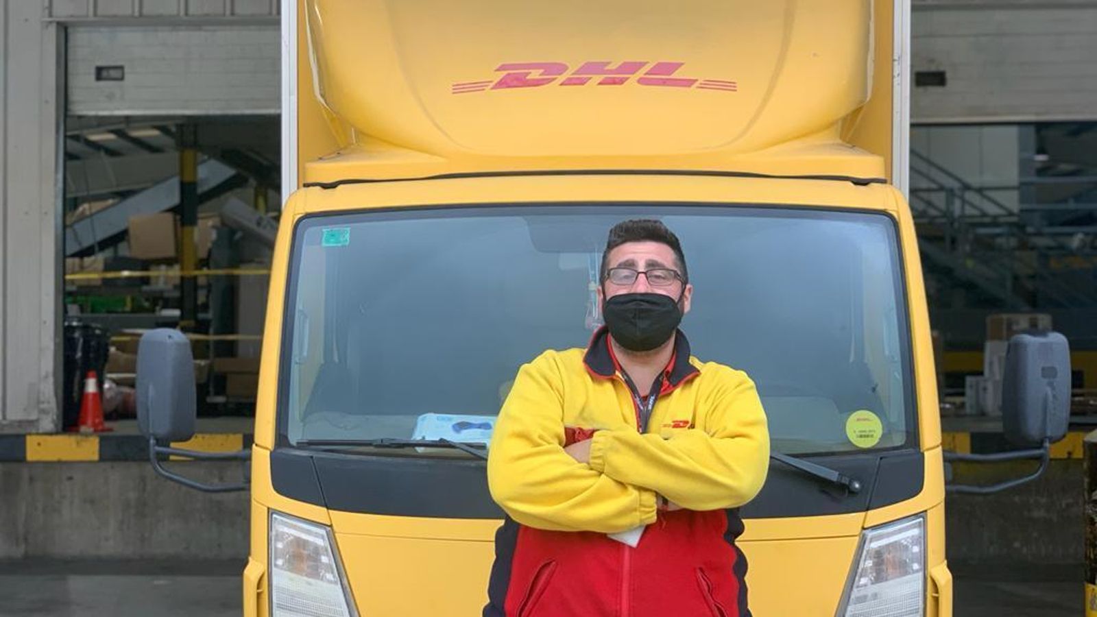 Mario De las Heras posa frente a su furgón.