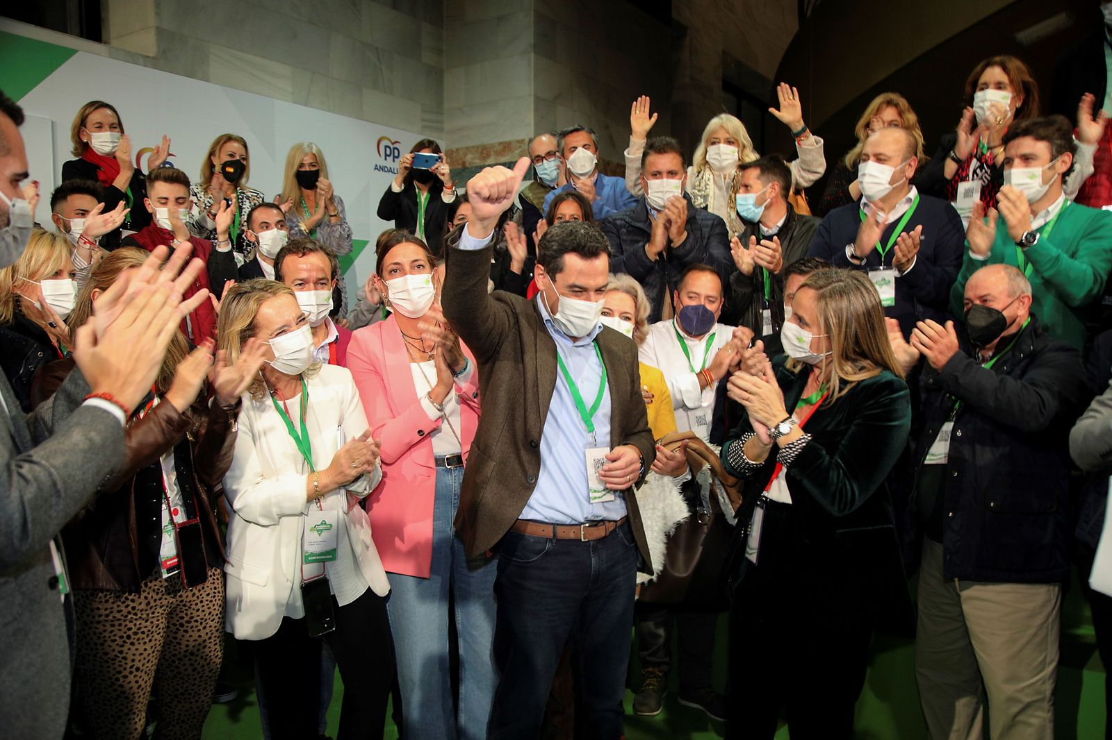 Juanma Moreno celebra la votación en el congreso del PP.