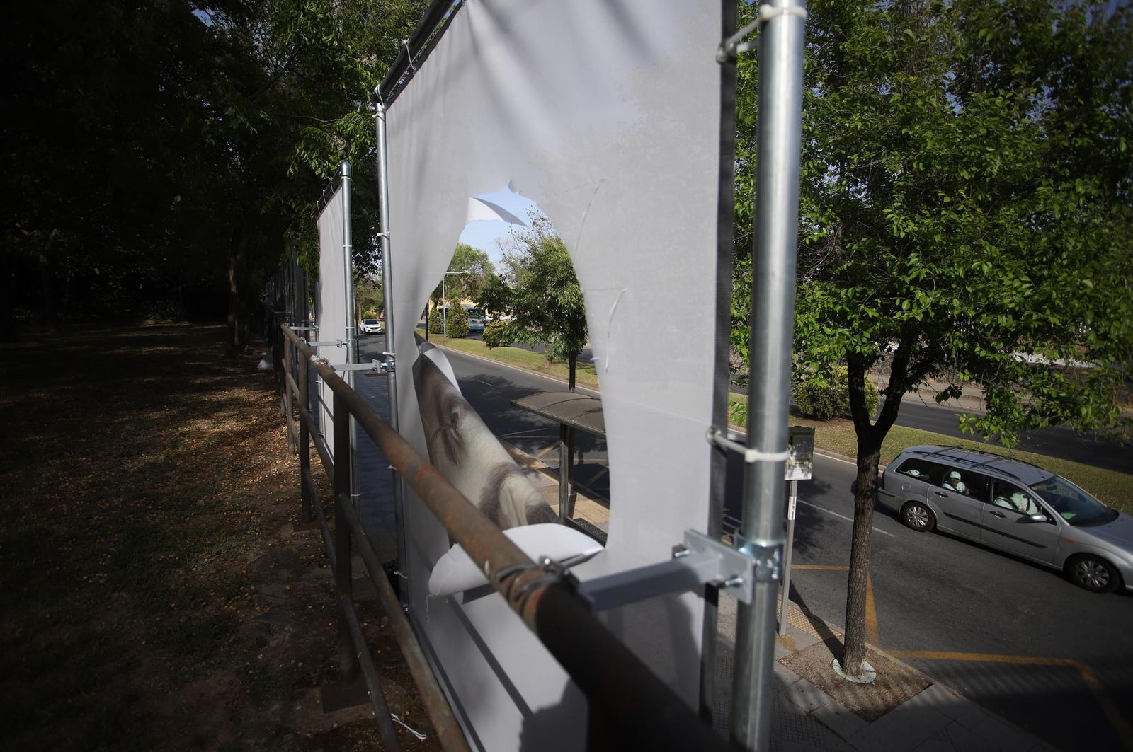 Imágenes  de los actos vandálicos en la exposición al aire libre de Jorge Fuembuena en la Avda Santa Marta