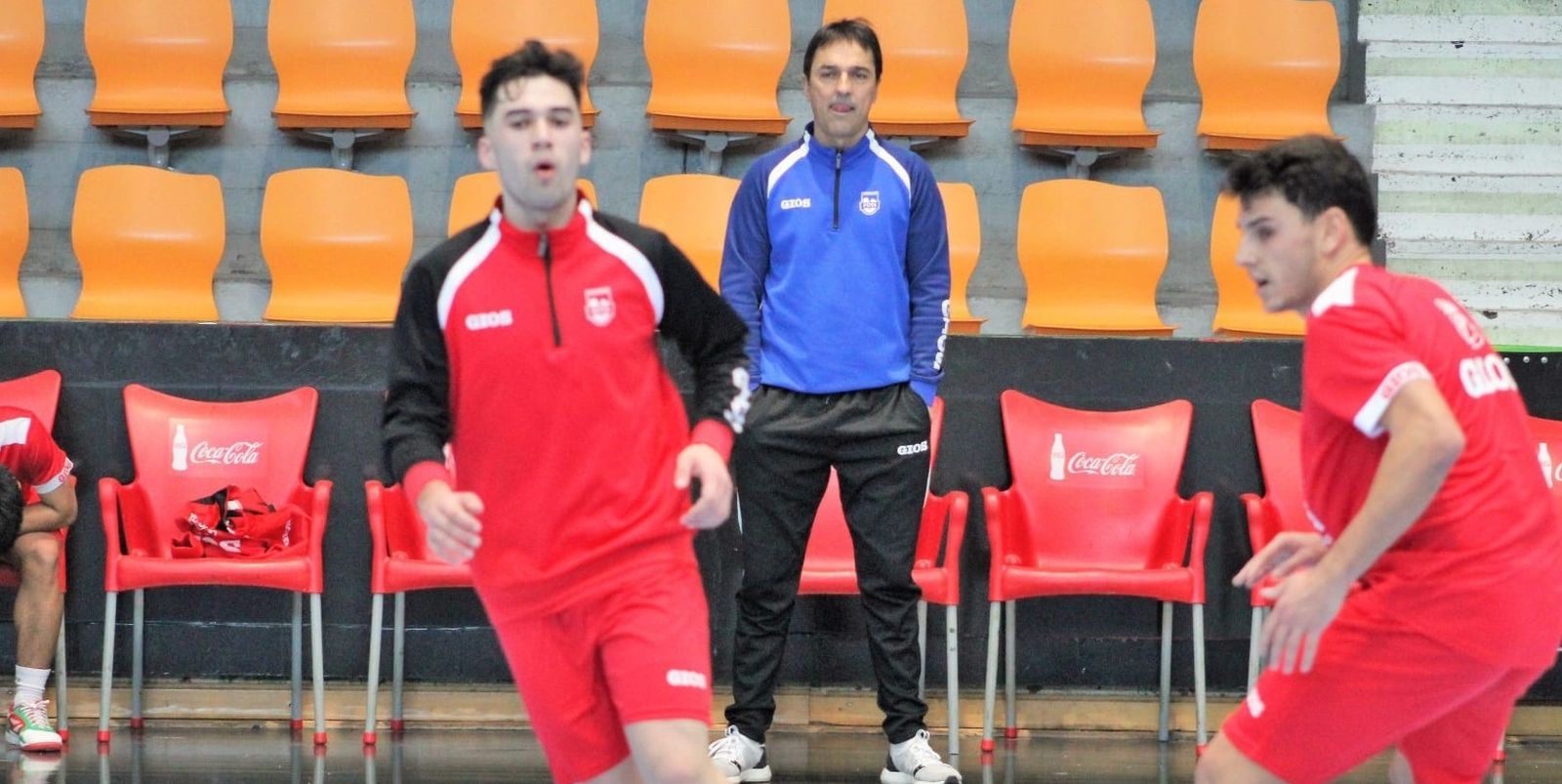 Rafa Serrano 'Titín', a la derecha de la imagen, durante un entrenamiento con Osasuna Magna.