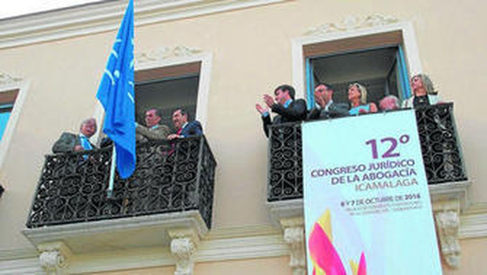 Izada de la bandera por la justicia gratuita, ayer, en el Colegio de Abogados de Málaga.