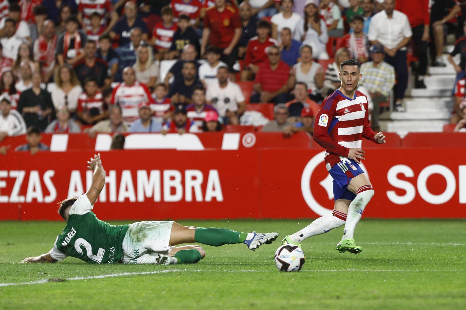 Acción de ataque del Granada CF en un partido anterior