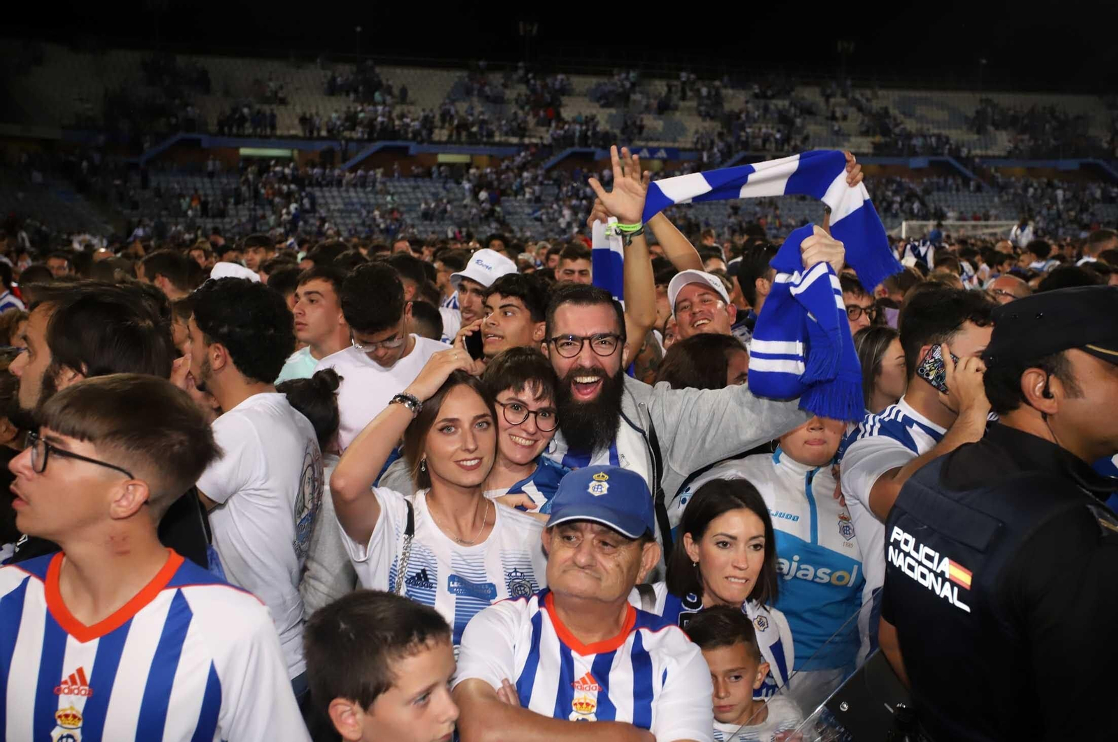 Imágenes del gran ambiente en el Nuevo Colombino en el ascenso del Recre