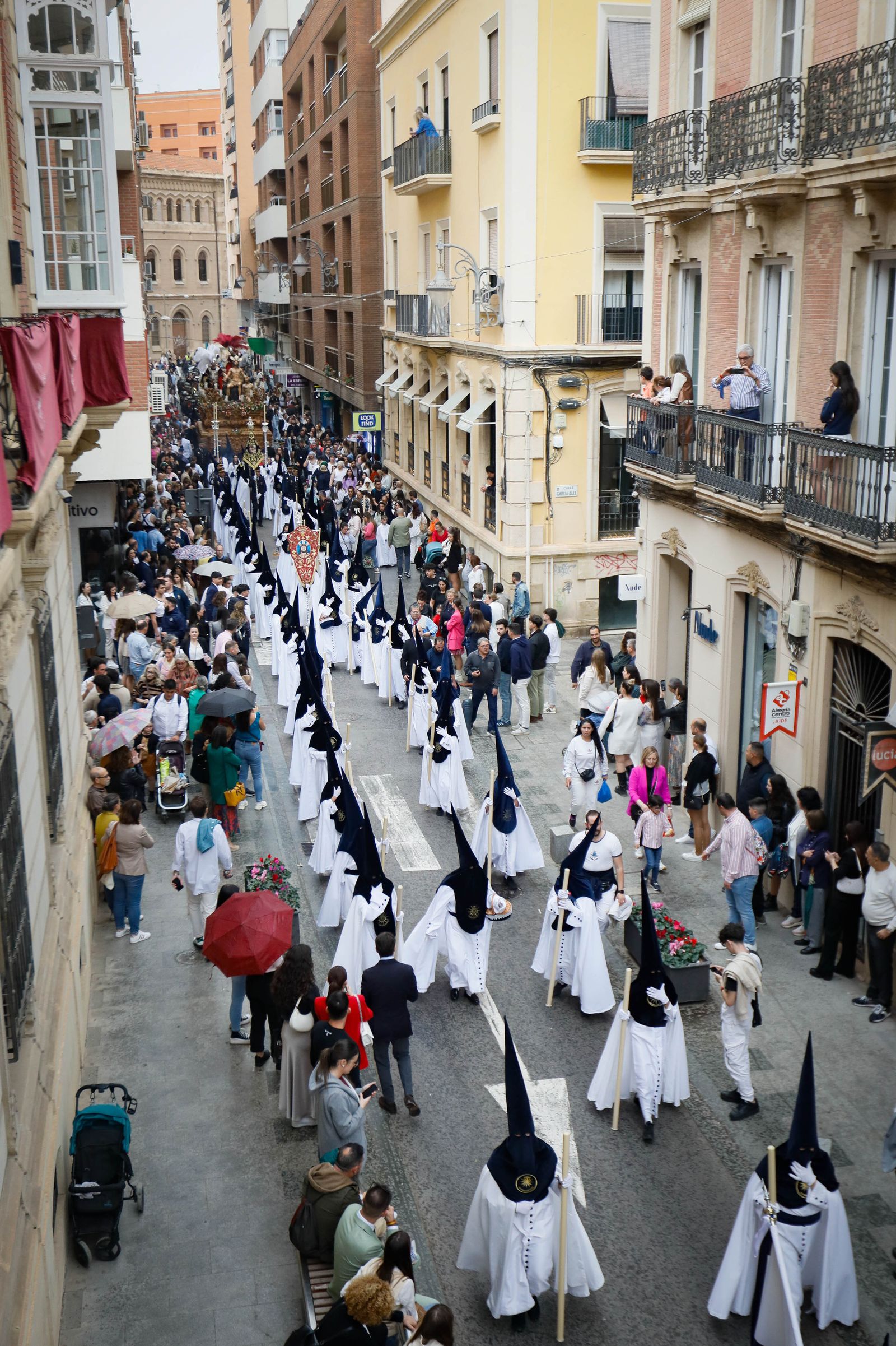 Mira como la cena sale a las calles de Almería tras las lluvias