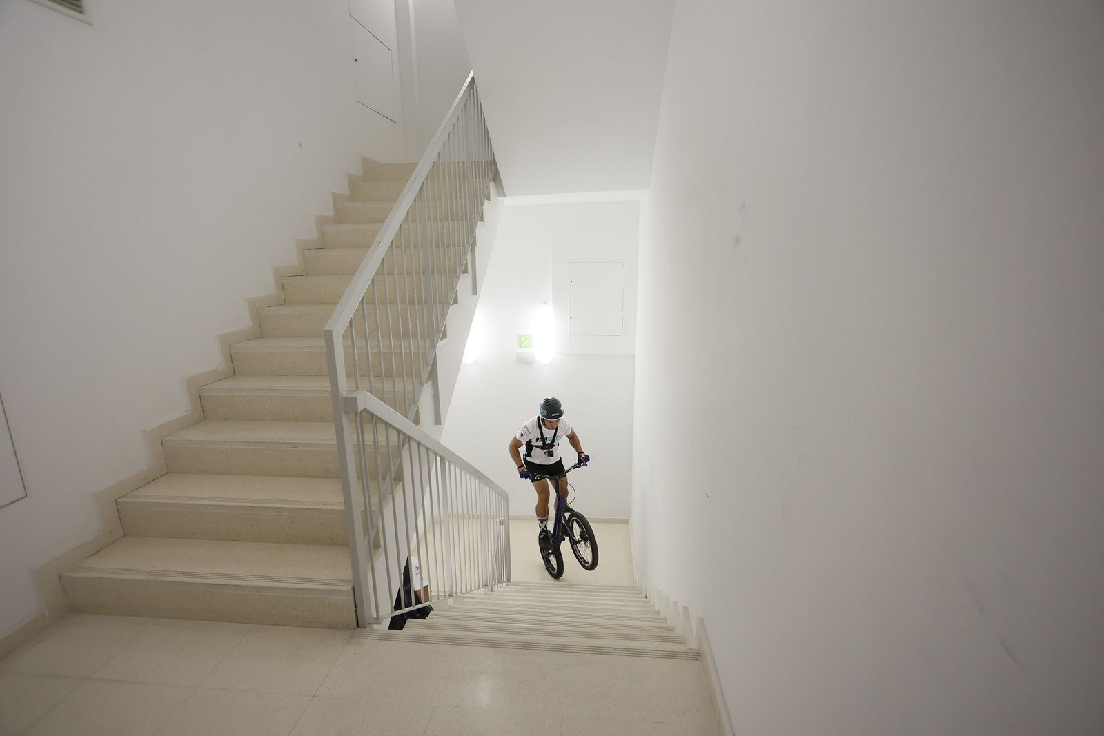 Pablo Adame bate un récord mundial al subir cuatro veces la Torre Sevilla.
