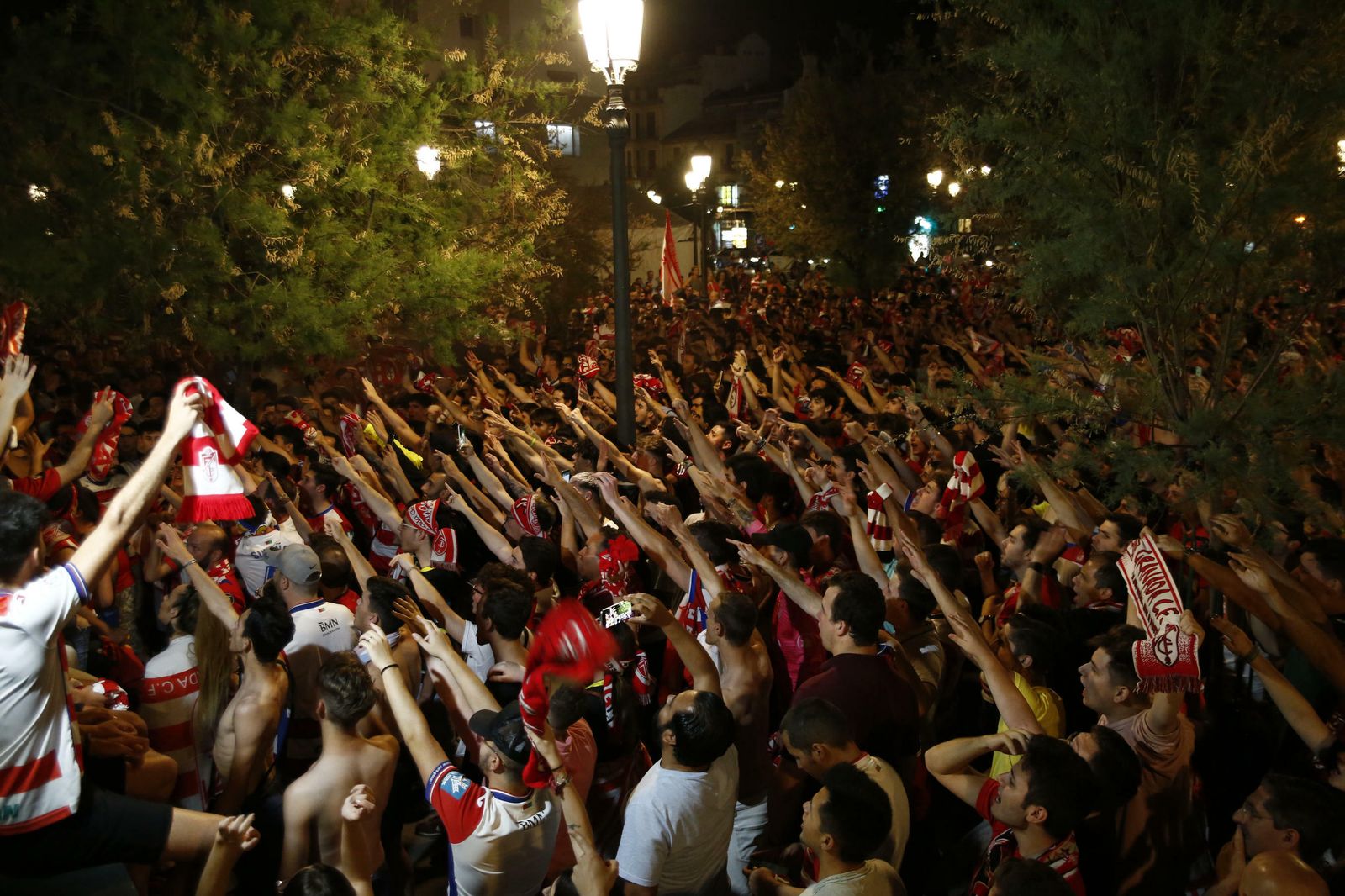 Las mejores imágenes de cómo Granada celebró el ascenso en la Fuente de las Batallas
