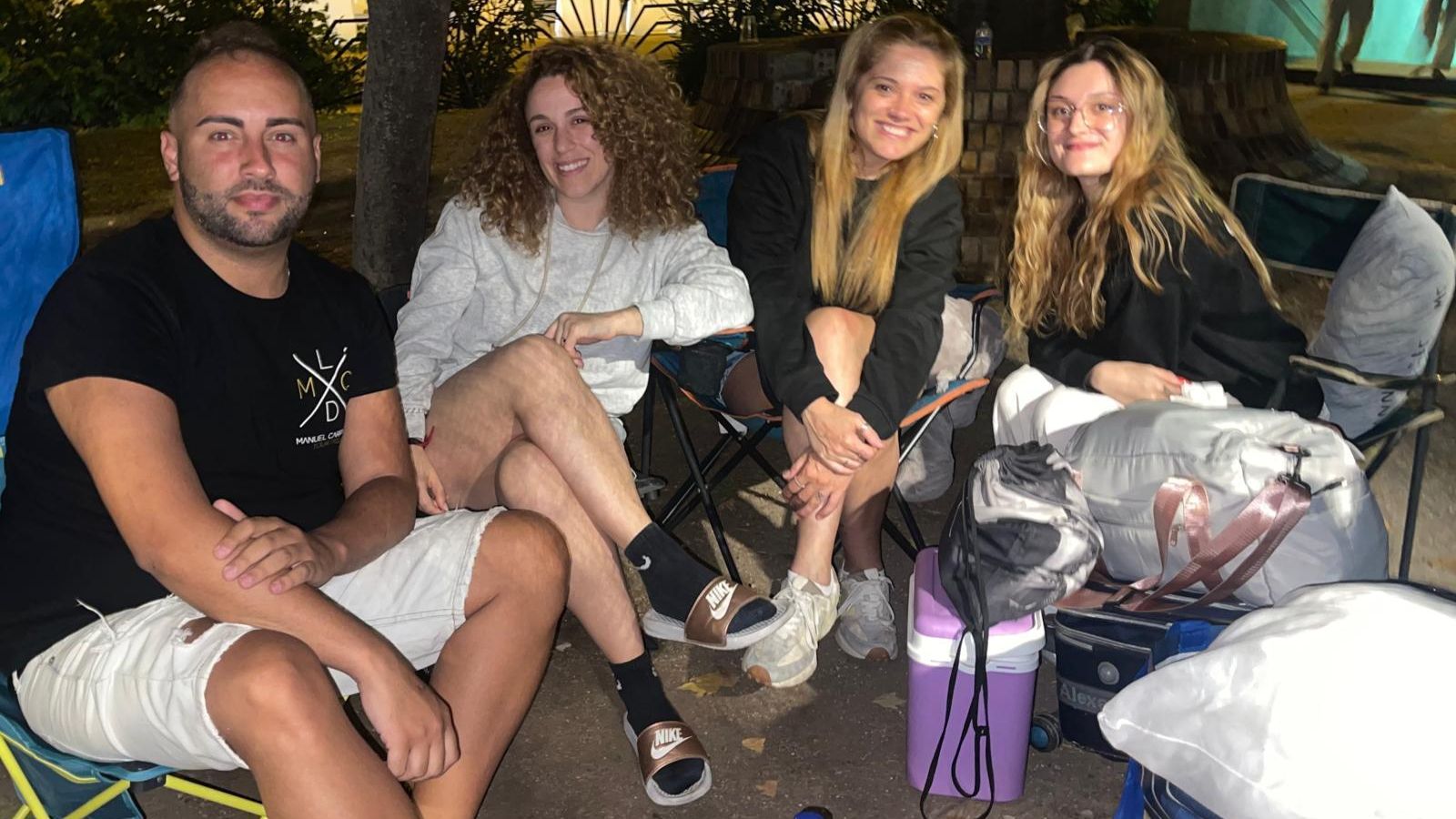 Primer grupo que acampa para ver el concierto de Manuel Carrasco en Madrid.