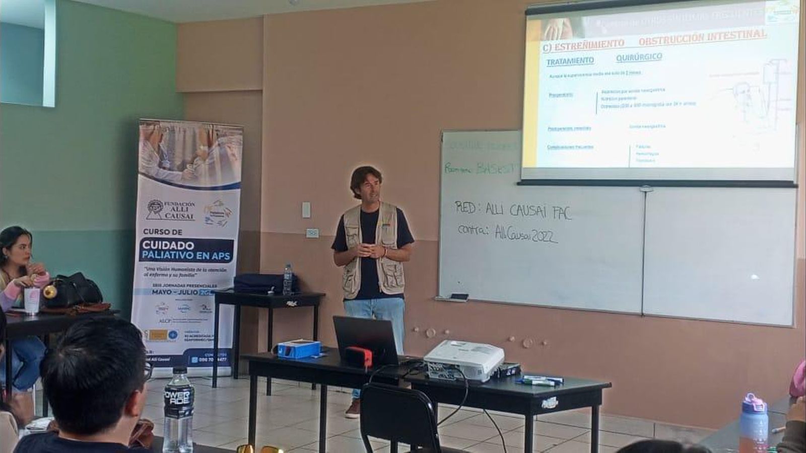 Durante una de sus clases a sanitarios. Durante una de sus clases a sanitarios.