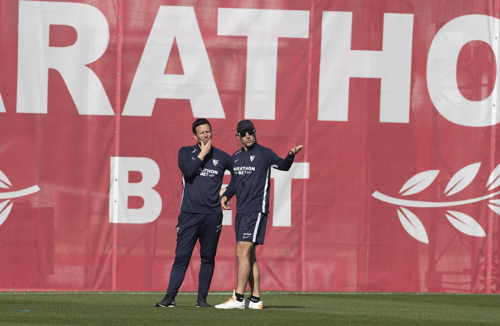 Juan José Jiménez conversa con Julen Lopetegui durante un entrenamiento del Sevilla.