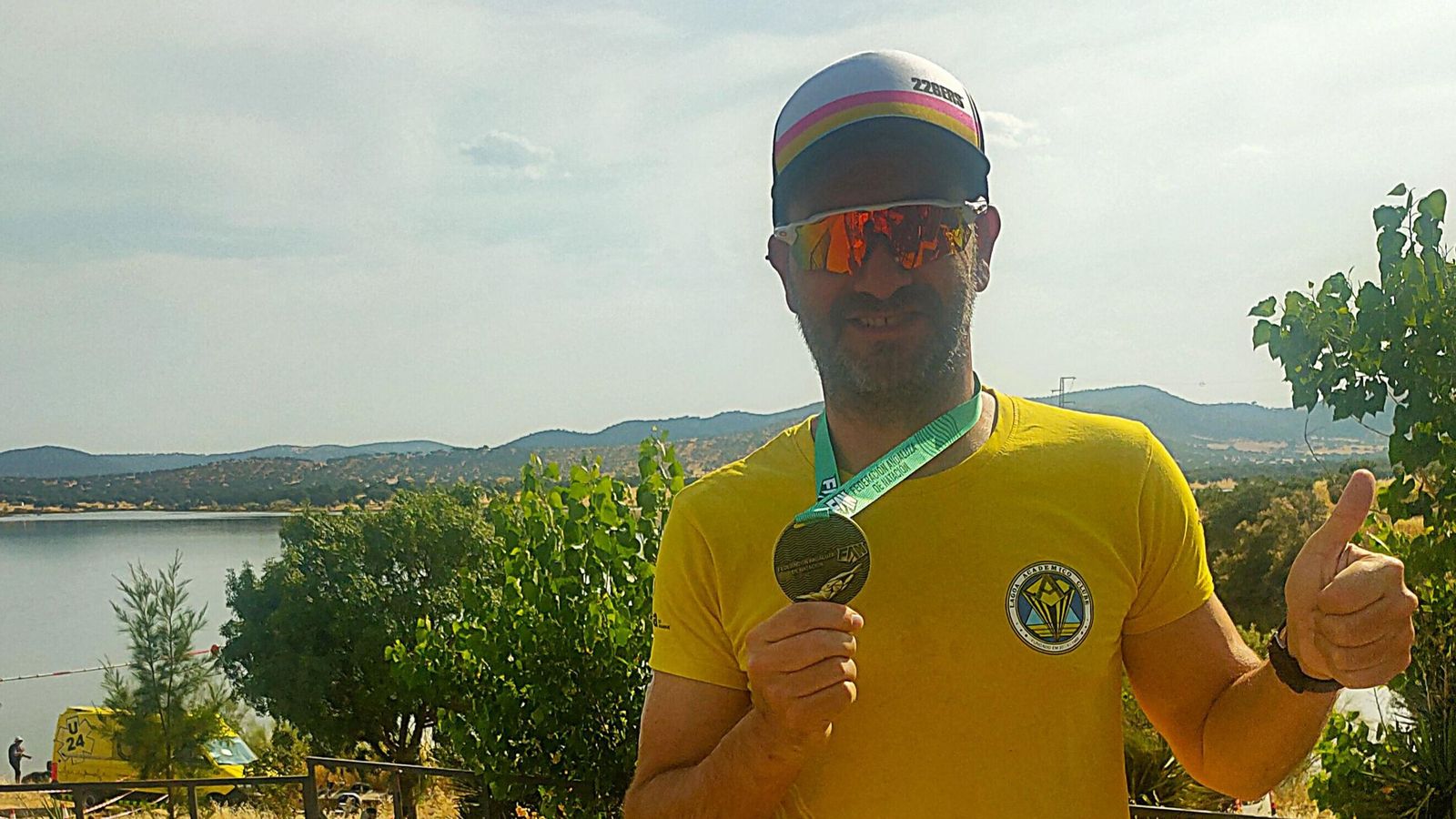 Rubén Gutiérrrez con su medalla de campeón de Andalucía de aguas abiertas.
