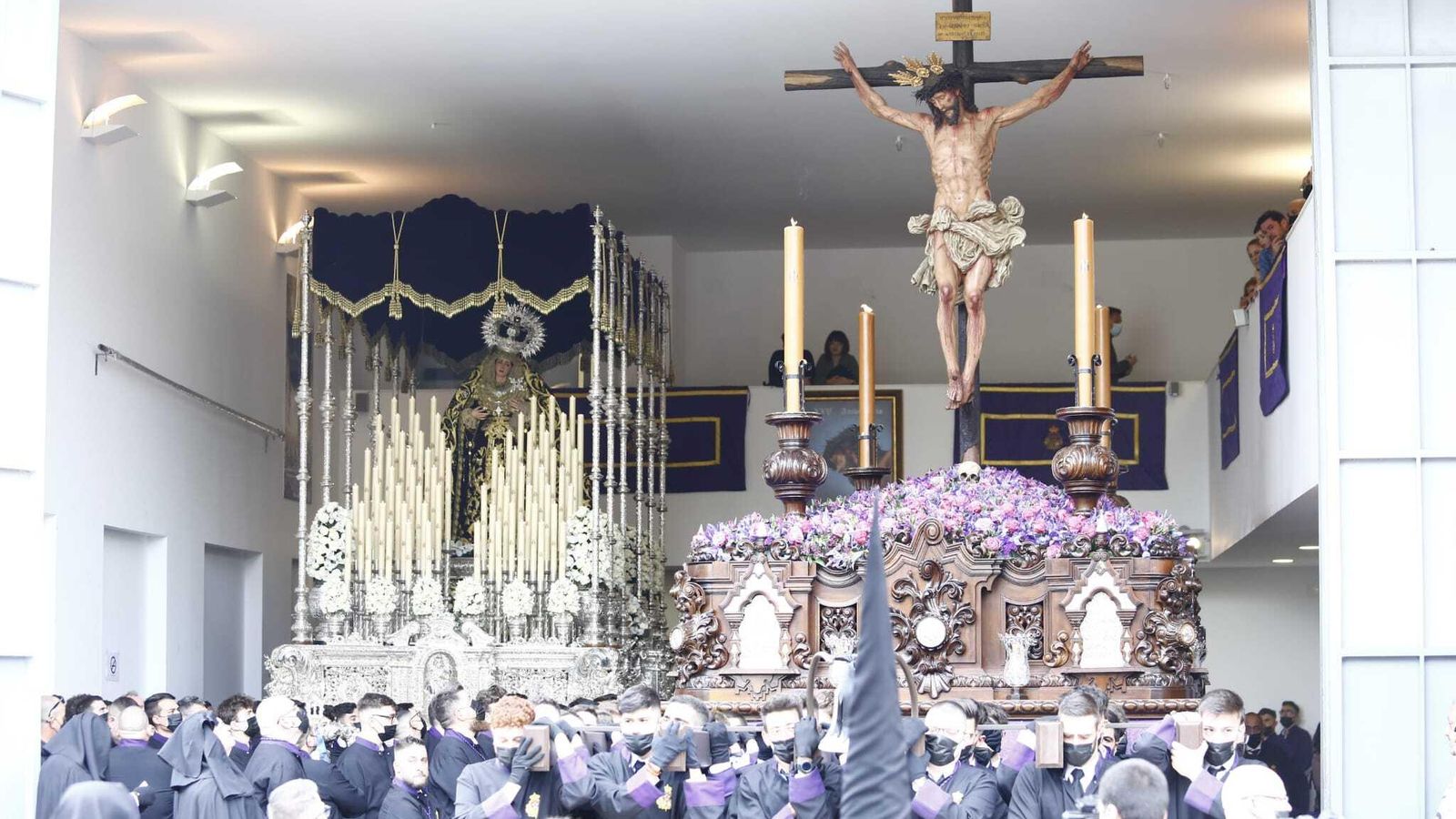 Los Sagrados Titulares de la hermandad de Crucifixión justo antes de su salida.