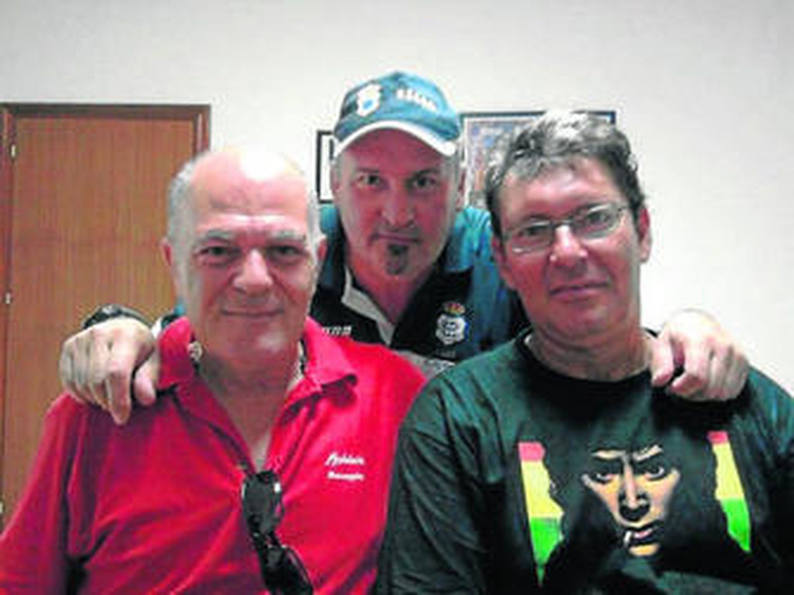 Paco Cobo -a la izquierda-, junto con dos miembros de El Decano.