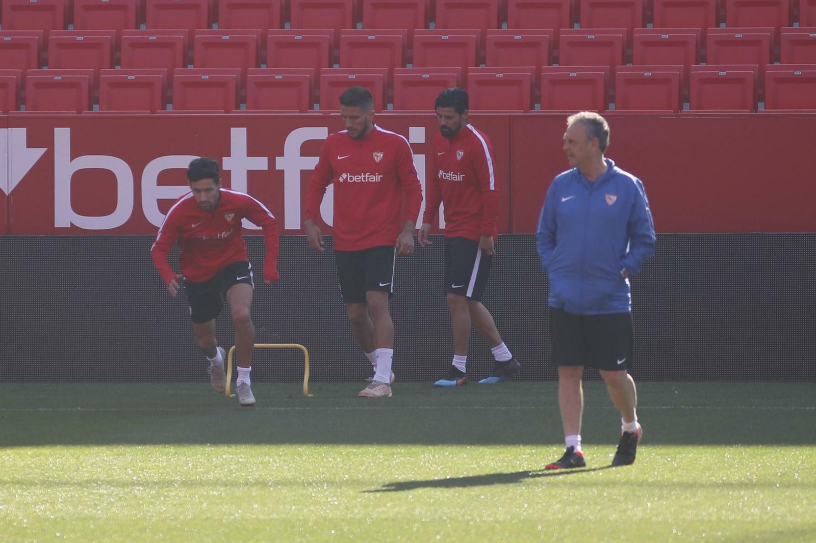 Joaquín Caparrós dirige el entrenamiento del Sevilla.