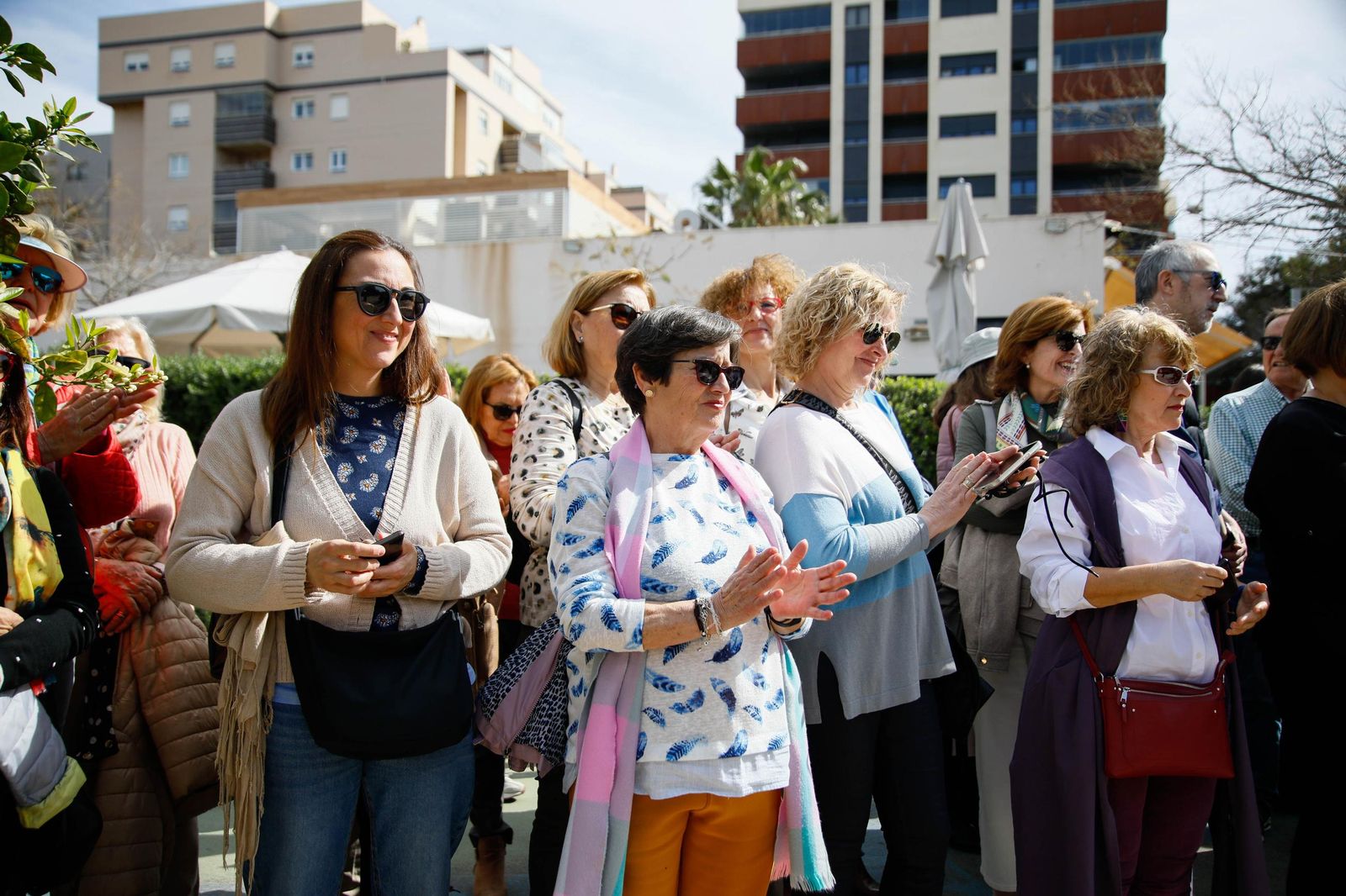 Las imágenes de la plantación de un olivo y el entierro de una cápsula del tiempo