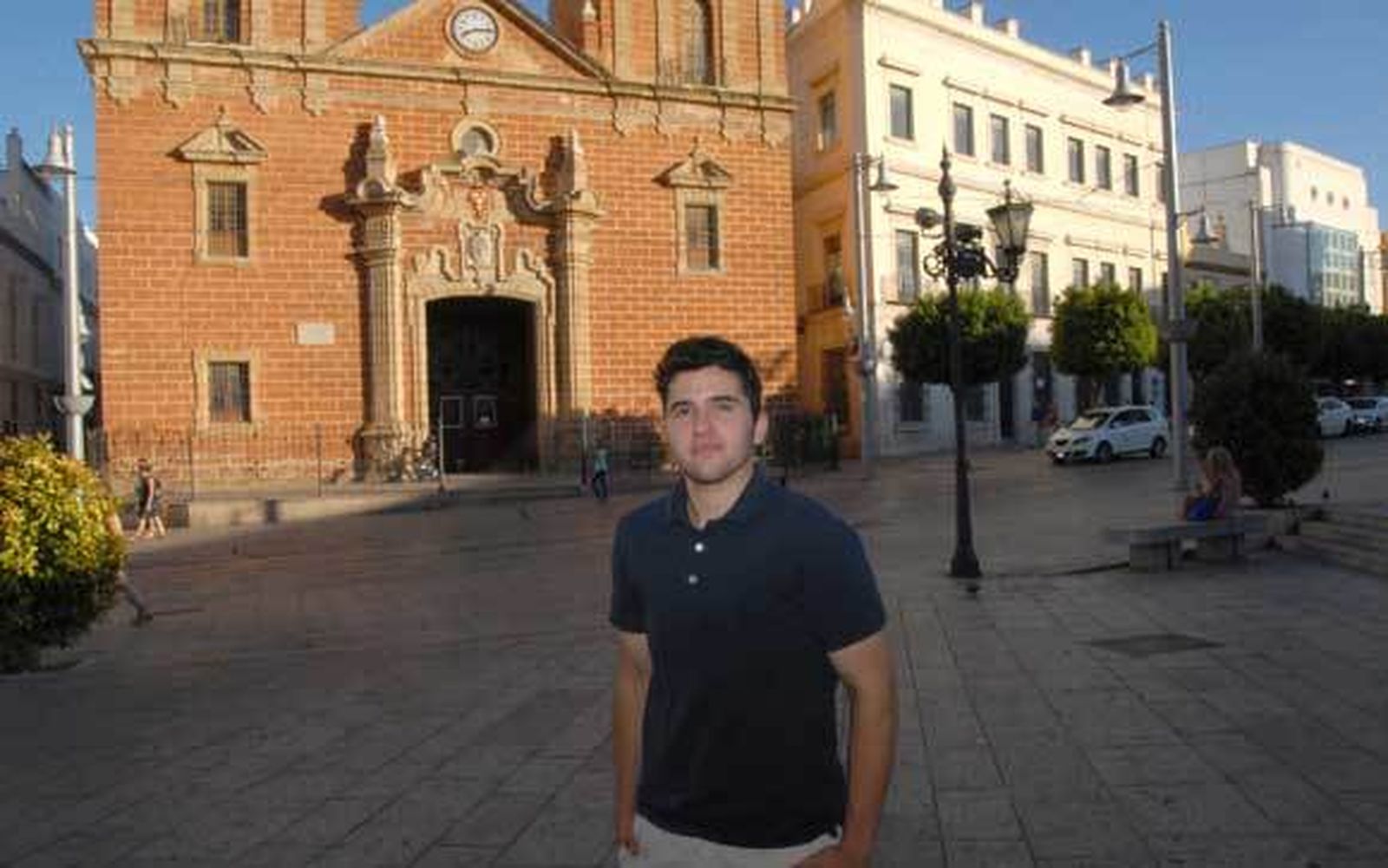 Alex Salinas, de 21 años, frente a la Iglesia Mayor de La Isla. /Rioja