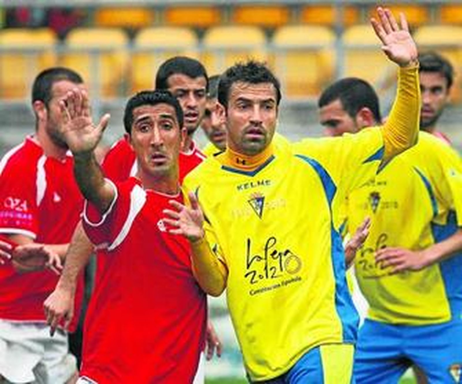 Raúl Gaitán defiende una jugada a balón parado.