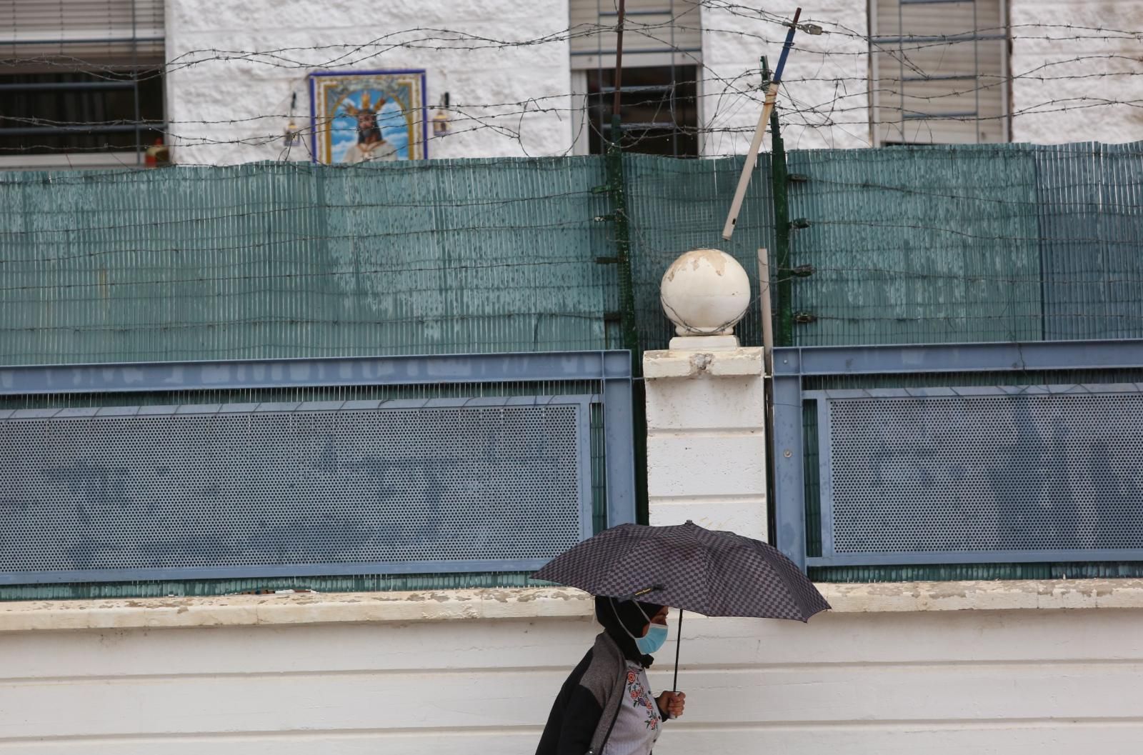 Una mujer se protege de la lluvia bajo un paraguas, ayer.