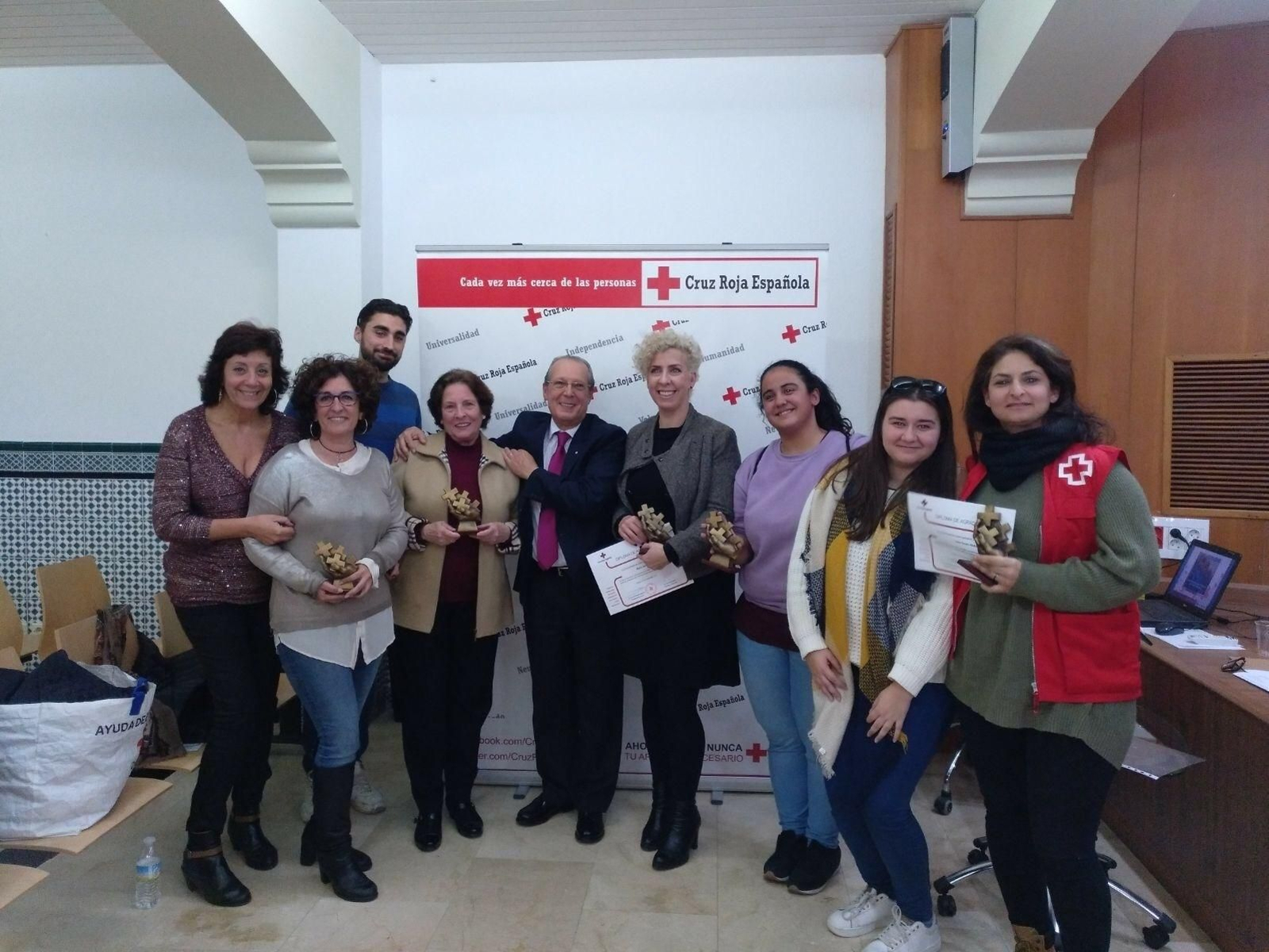 El presidente de Cruz Roja Huelva, junto a los premiados galardonados.