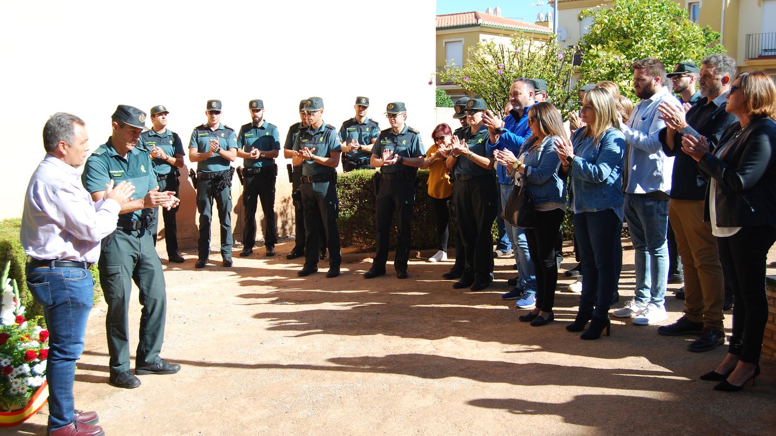 Fin del minuto de silencio guardado en memoria del agente Arcos.