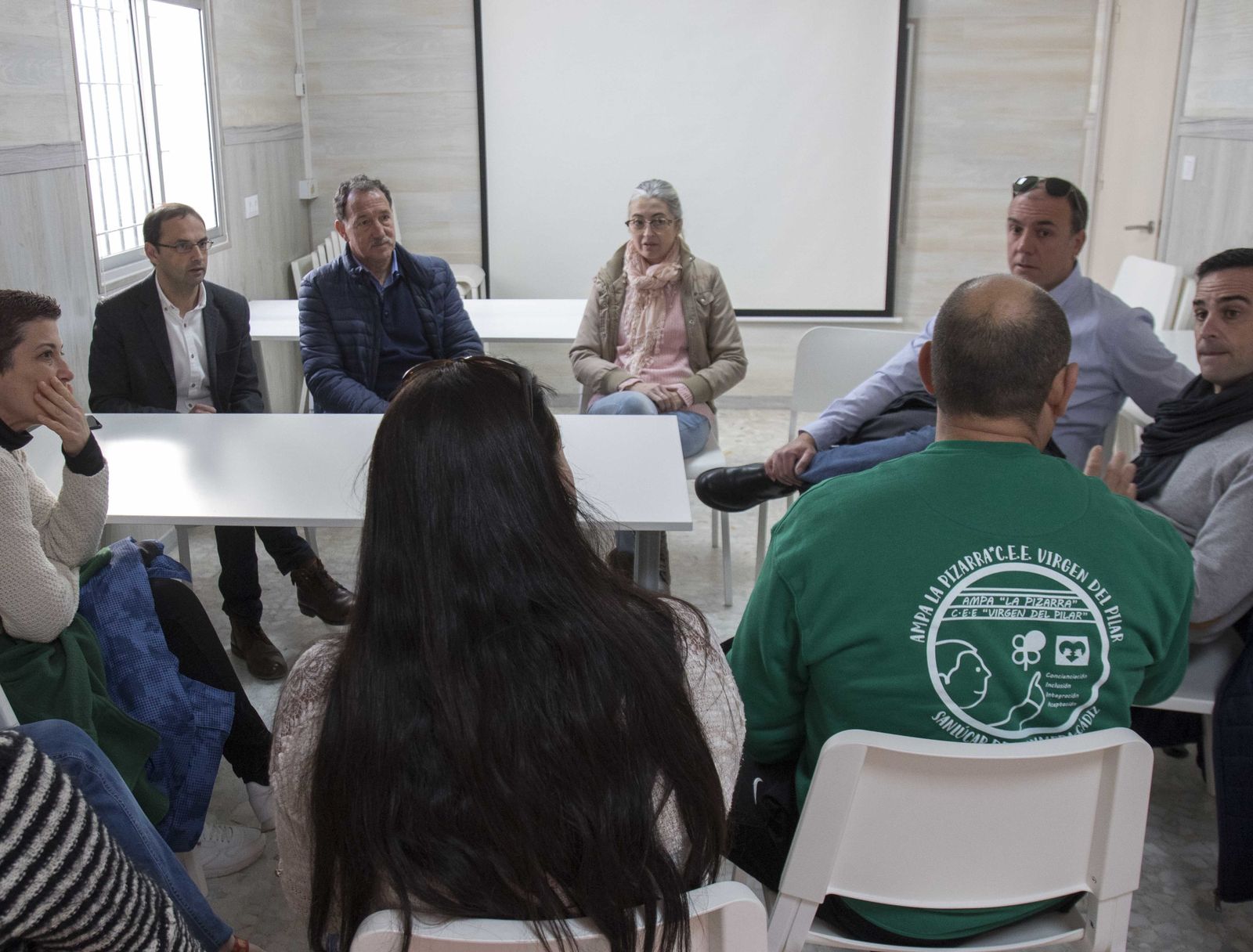Un momento de la reunión del alcalde con el AMPA del colegio Virgen del Pilar de Afanas.