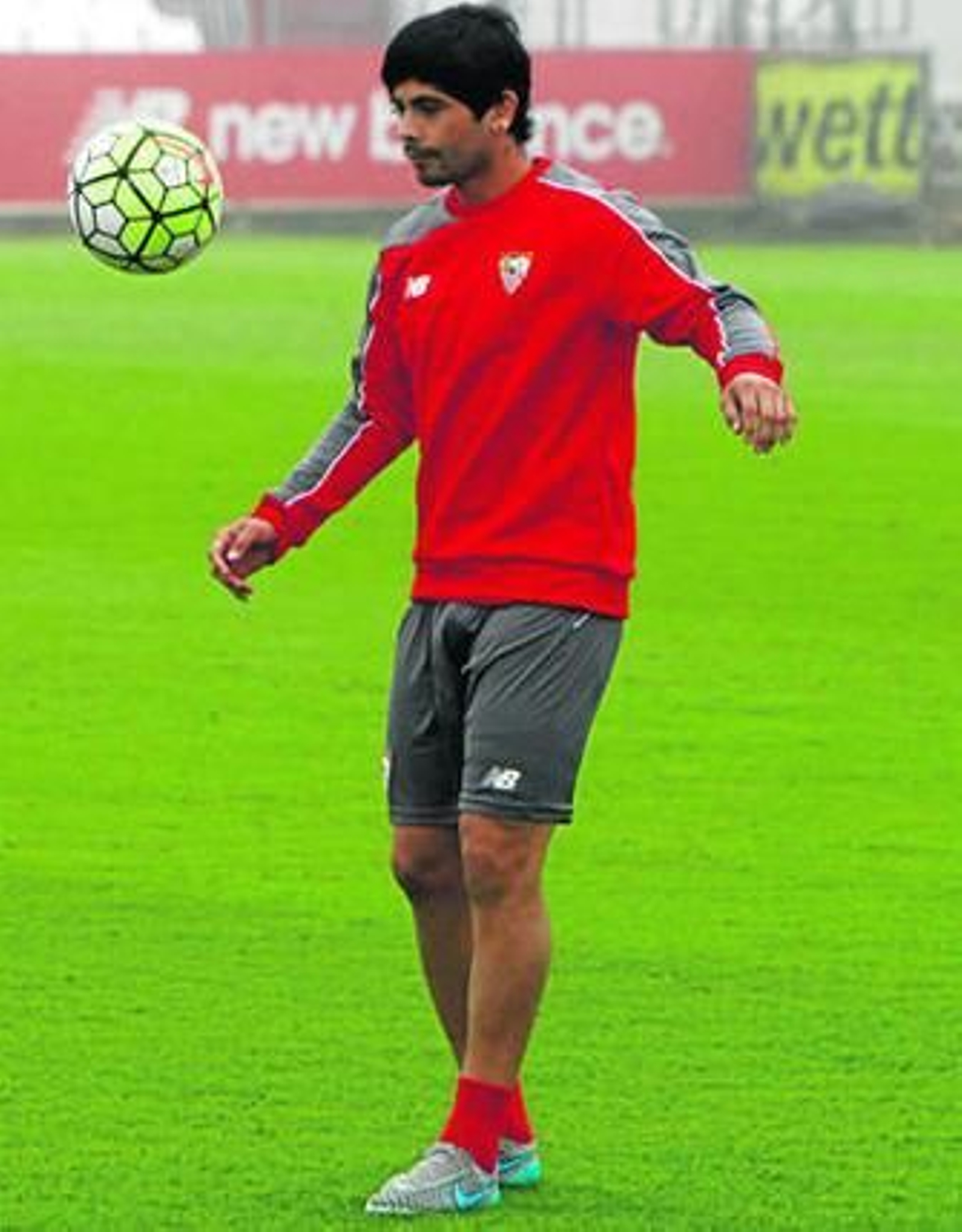 Éver Banega toca el balón en la ciudad deportiva del Sevilla.