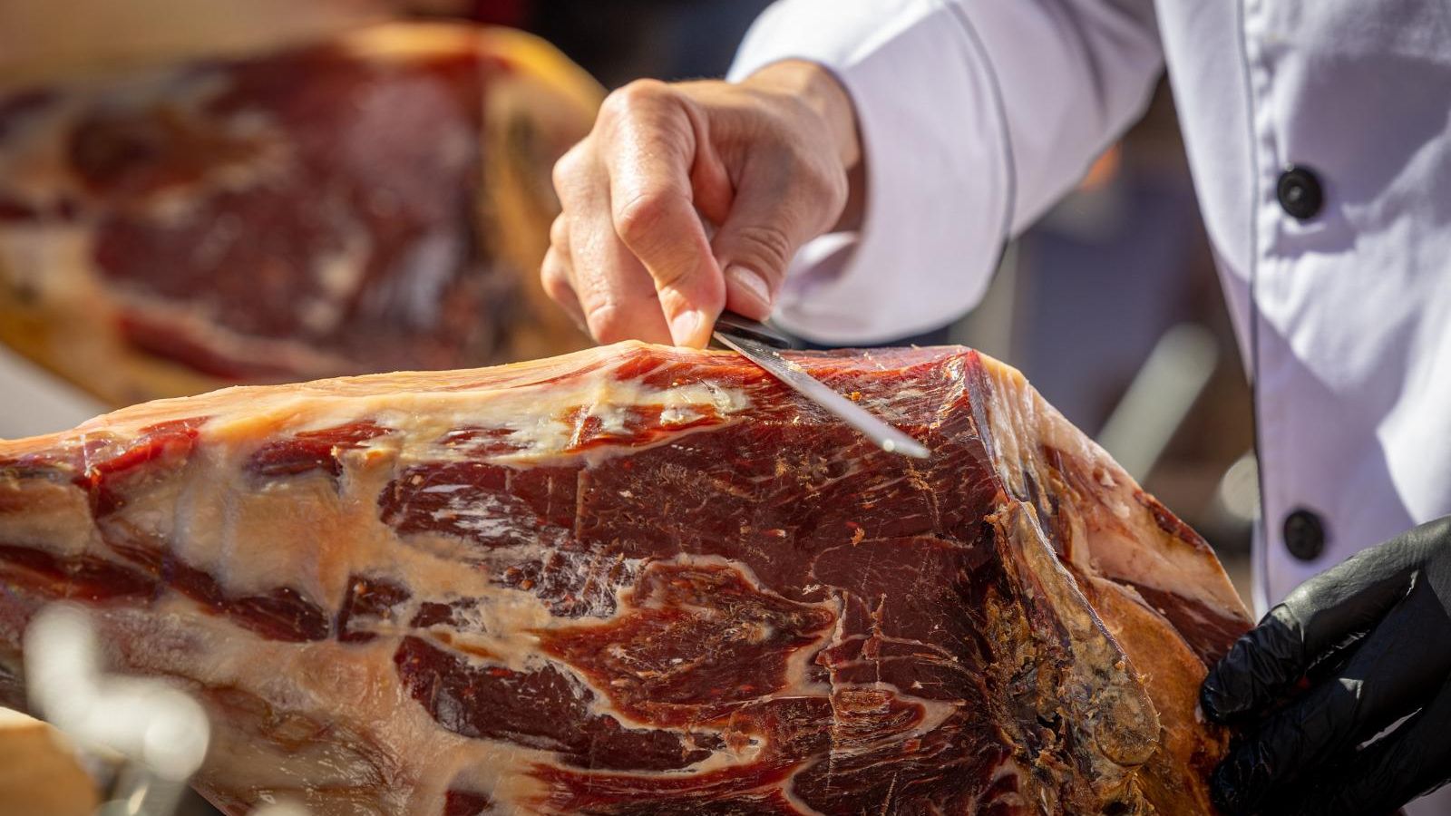 Uno de los cortadores que ha participado en la Feria Solidaria, en plena faena.
