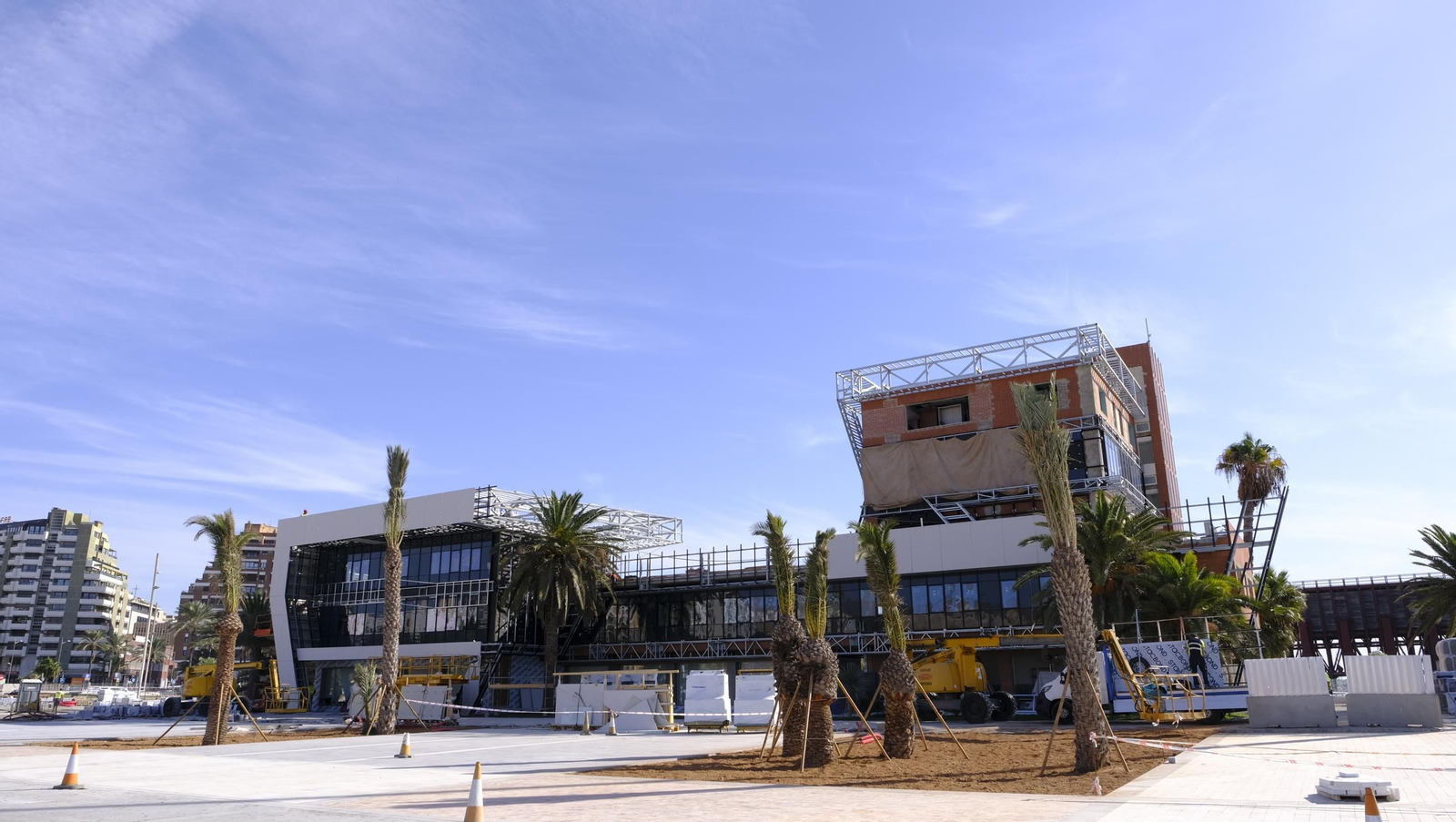 La prueba del izado de la bandera española y las obras del Puerto de Almería, en imágenes