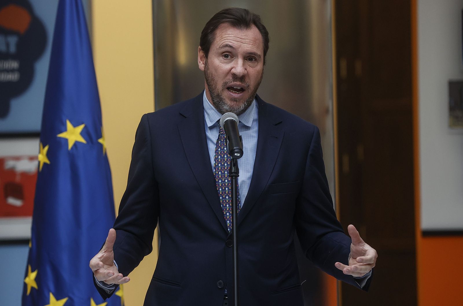 El ministro de Transportes y Movilidad Sostenible, Óscar  Puente, tras una visita al Puerto de Valencia el pasado diciembre.