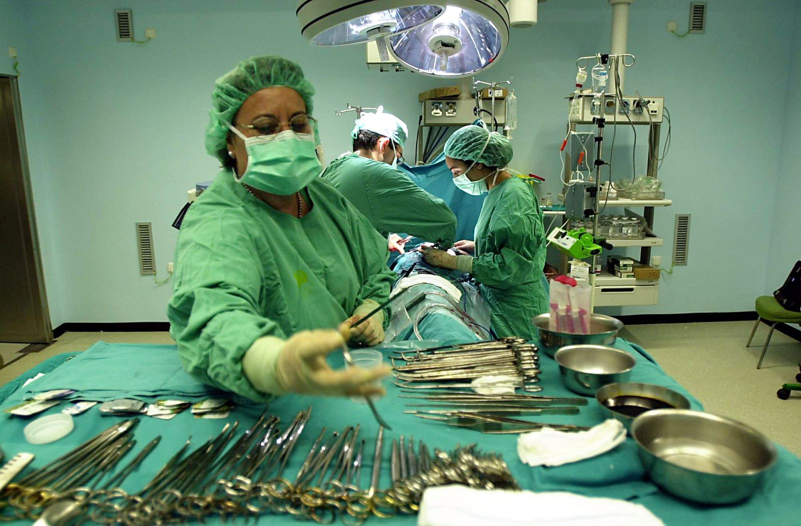 Personal médico y sanitario en una intervención quirúrgica en el Hospital Reina Sofía de Córdoba.